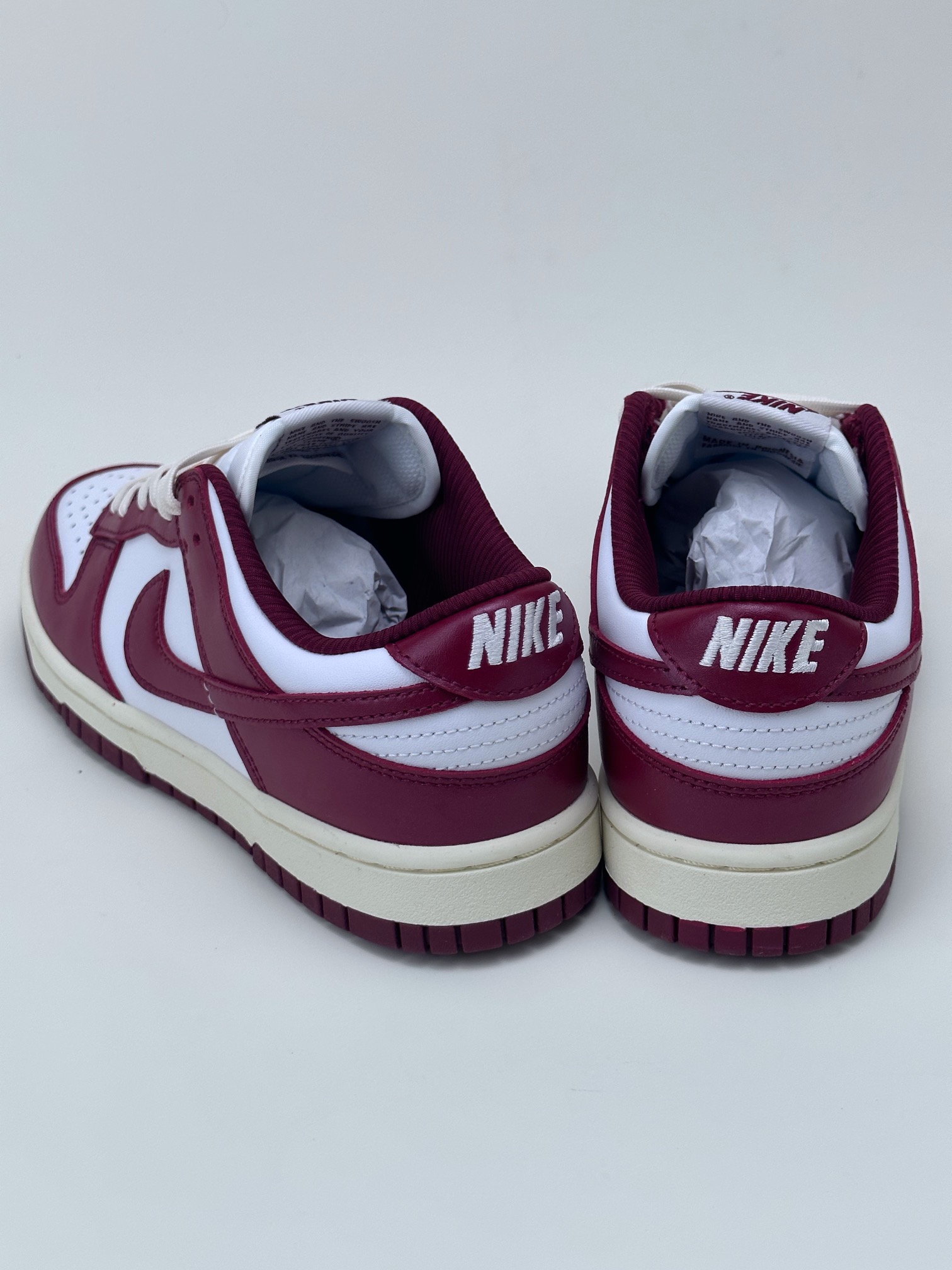 NIKE SB Dunk Low 复古白酒红 FJ4555-100