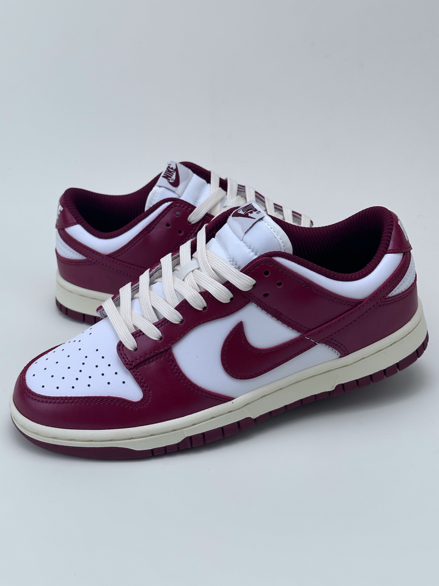 NIKE SB Dunk Low 复古白酒红 FJ4555-100