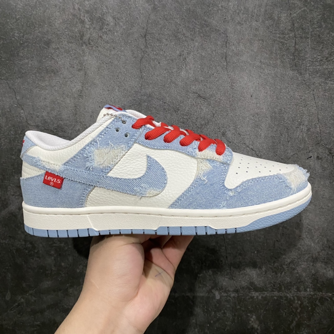 【定制款】Nike SB Dunk Low 李维斯联名 牛仔破洞白蓝n原装头层材料 定制牛仔布拼接n大厂纯原品质 清洁度 电绣工艺完美货号：LE0021-005 尺码：36 36.5 37.5 38 38.5 39 40 40.5 41 42 42.5 43 44 45-莆田鞋批发中心