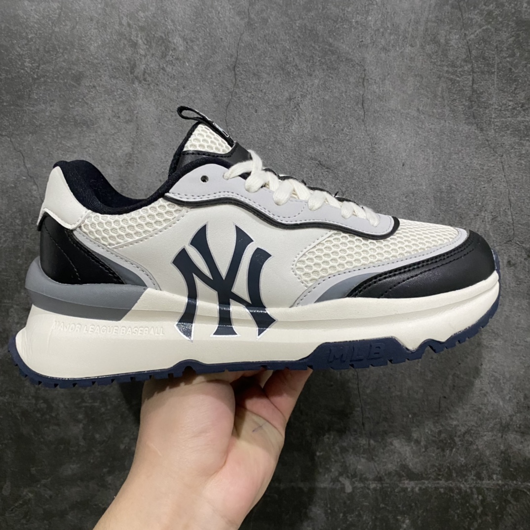 【纯原版】New York Yankees x MLB Chunky Runner Liner 莱纳系列低帮厚底老爹风休闲运动慢跑鞋“米白浅灰黑NY串标印花”nn男女鞋真标含半码n顶级品质细节与zp无差n升级原楦原纸版数据开发n采用同源一致环保牛剖革组合透气网眼布鞋面材质n全新开发4cm厚度MD中底组合厚实橡胶外底❗️n全新2023春夏鞋款，NY美国榄球洋基队n风靡亚洲的街头生活运动品牌MLB焕新升级，推出2023春夏鞋款，丰富鞋型满足多样个性化表达。品牌全新塑造的复古老爹跑鞋CHUNKY RUNNER正式亮相，解构层次诠释复古回潮，经典重塑，新潮出街。同时，CHUNKY LINER学长鞋延续少年氛围，多重春夏配色，打开更多搭配可能。MLB品牌释出全新复古老爹跑鞋CHUNKY RUNNER，从80年代的跑步鞋中汲取灵感，巧妙运用解构元素，融入橙灰、黑灰、白红三种简约配色，营造浓郁的复古街头氛围。鞋型设计上采用宽厚鞋底，修饰腿部比例的同时兼具舒适脚感。让你以随性姿态漫步花样春夏，肆意探索城市潮流边界。 尺码：36 36.5 37.5 38 38.5 39 40 40.5 41 42 42.5 43 44 45n-莆田鞋批发中心