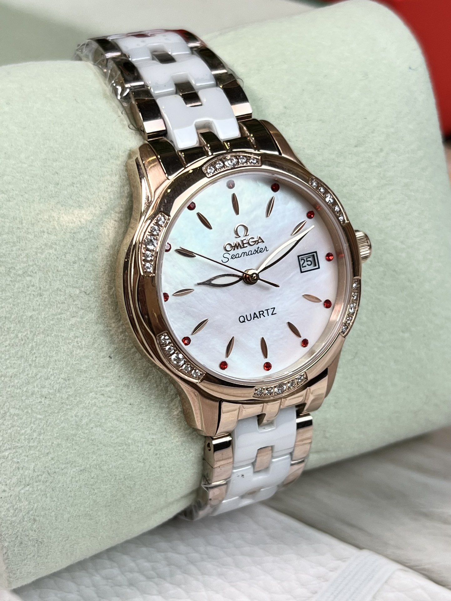 Omega 石英女款 石英腕表 进口石英机芯 蓝宝石玻璃镜面 3度防水 316精钢镶钻表壳 可以搭配精钢结合陶瓷表带或者真皮表带