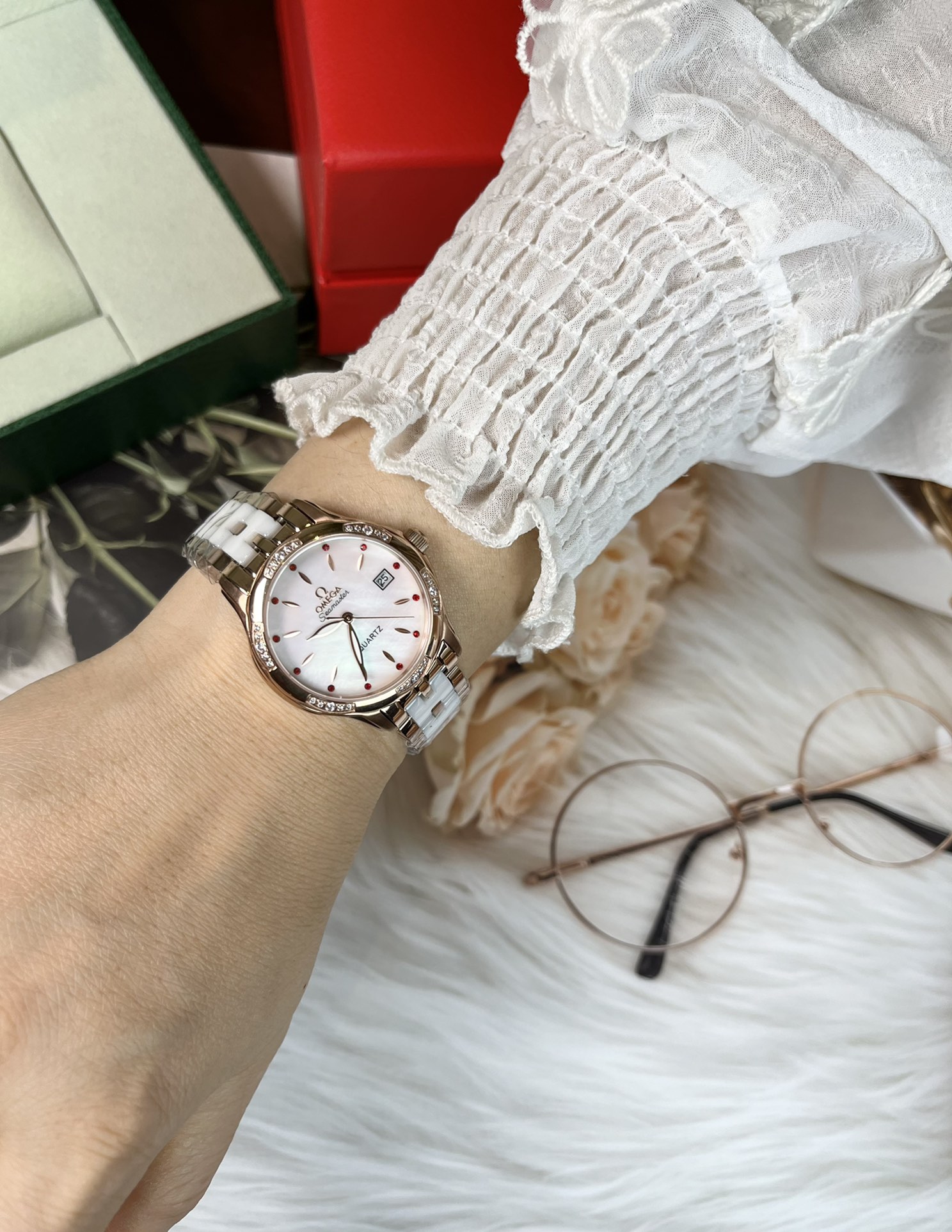 Omega 石英女款 石英腕表 进口石英机芯 蓝宝石玻璃镜面 3度防水 316精钢镶钻表壳 可以搭配精钢结合陶瓷表带或者真皮表带