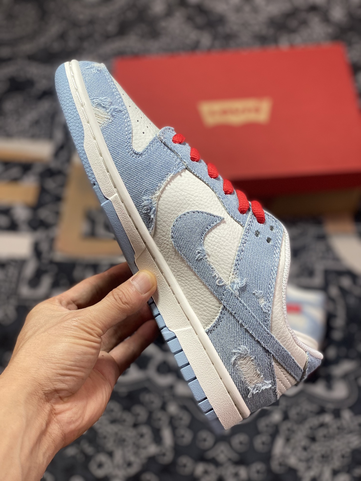李维斯Levi‘s x Nike By You SB Dunk Low Retro SP扣篮系列板鞋“拼接米白浅蓝磨破牛仔布”LE0021-005