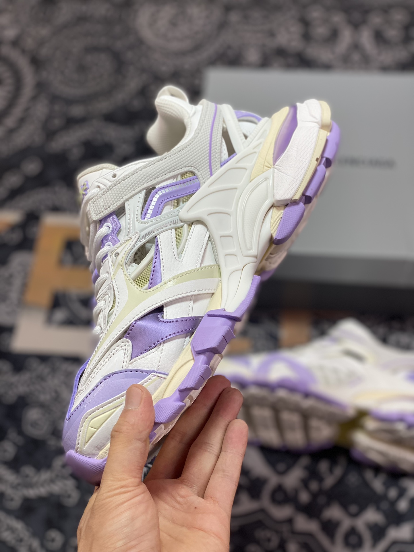 520 Balenciaga老爹鞋来了巴黎世家BALENCIAGA Track 2 SneakeBeige/Grey/Purple 慢跑鞋“镂空米白浅紫灰”568614 W3AE2 5711