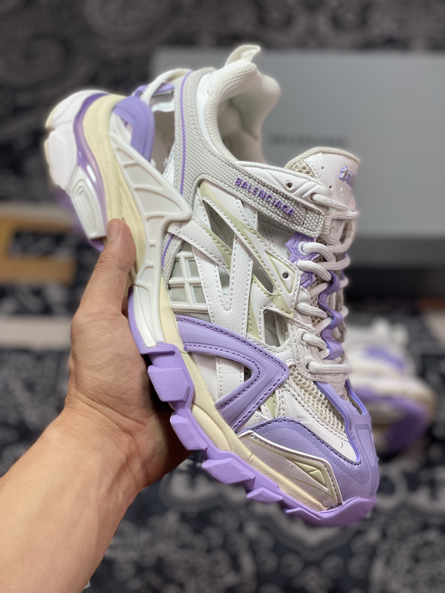 520 Balenciaga老爹鞋来了巴黎世家BALENCIAGA Track 2 SneakeBeige/Grey/Purple 慢跑鞋“镂空米白浅紫灰”568614 W3AE2 5711