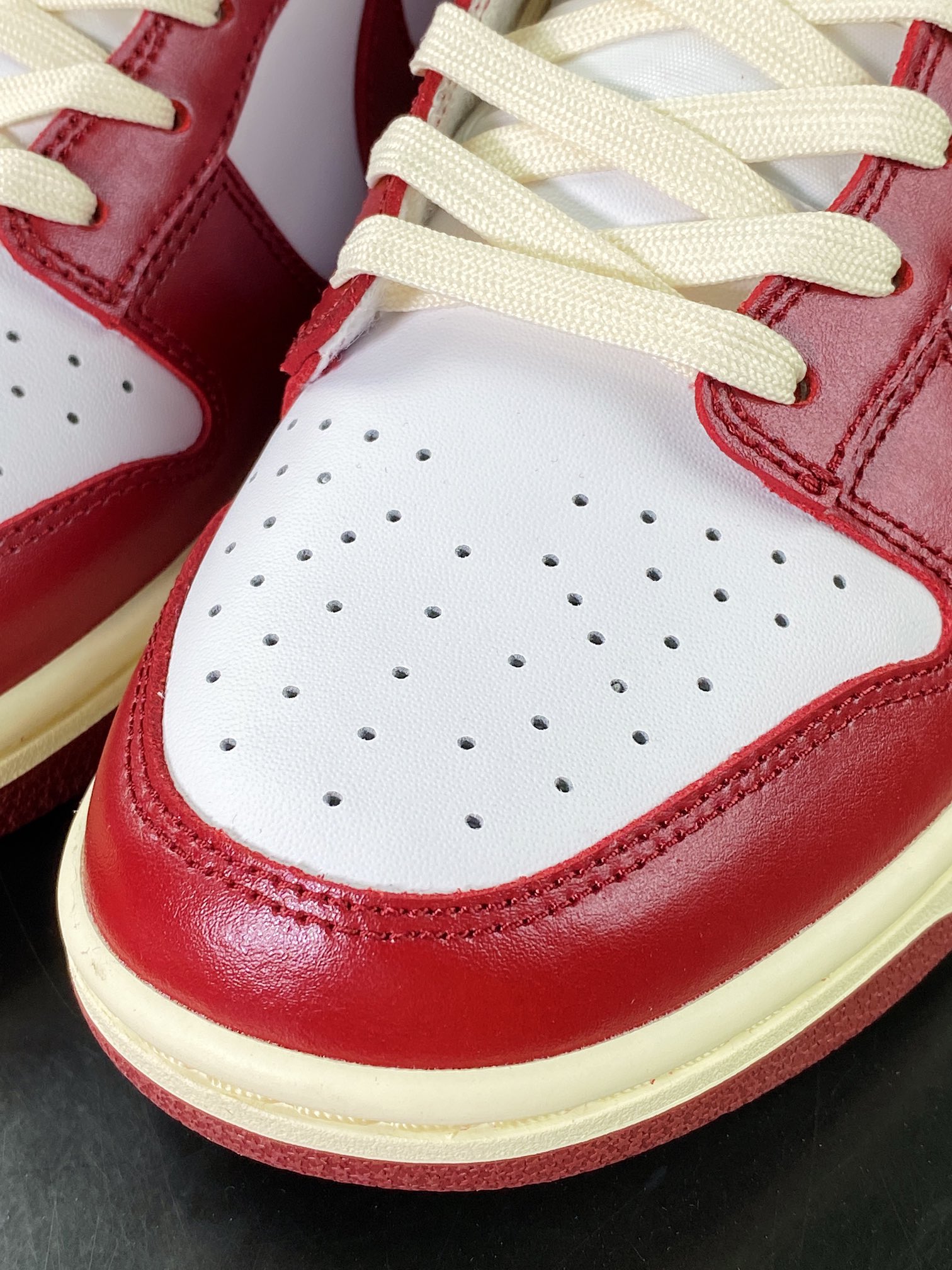 SB Dunk Low”Team Red”扣篮系列低帮休闲运动滑板板鞋“复古奶油红白”FJ4555-100