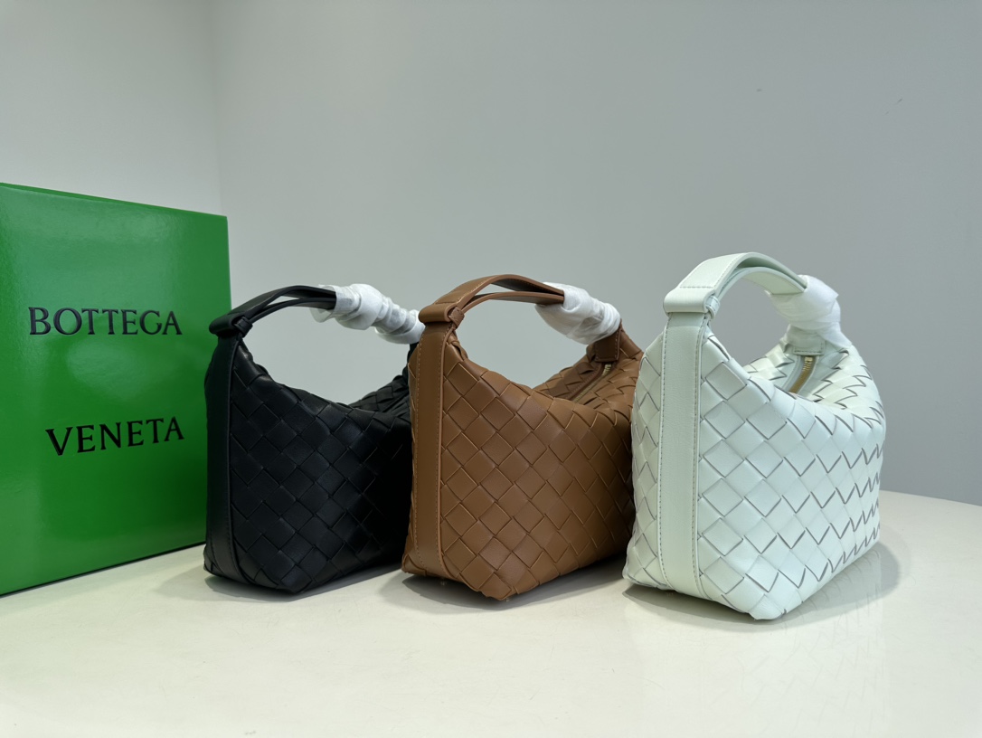 Bottega Veneta New BV woven shoulder and armpit bag!