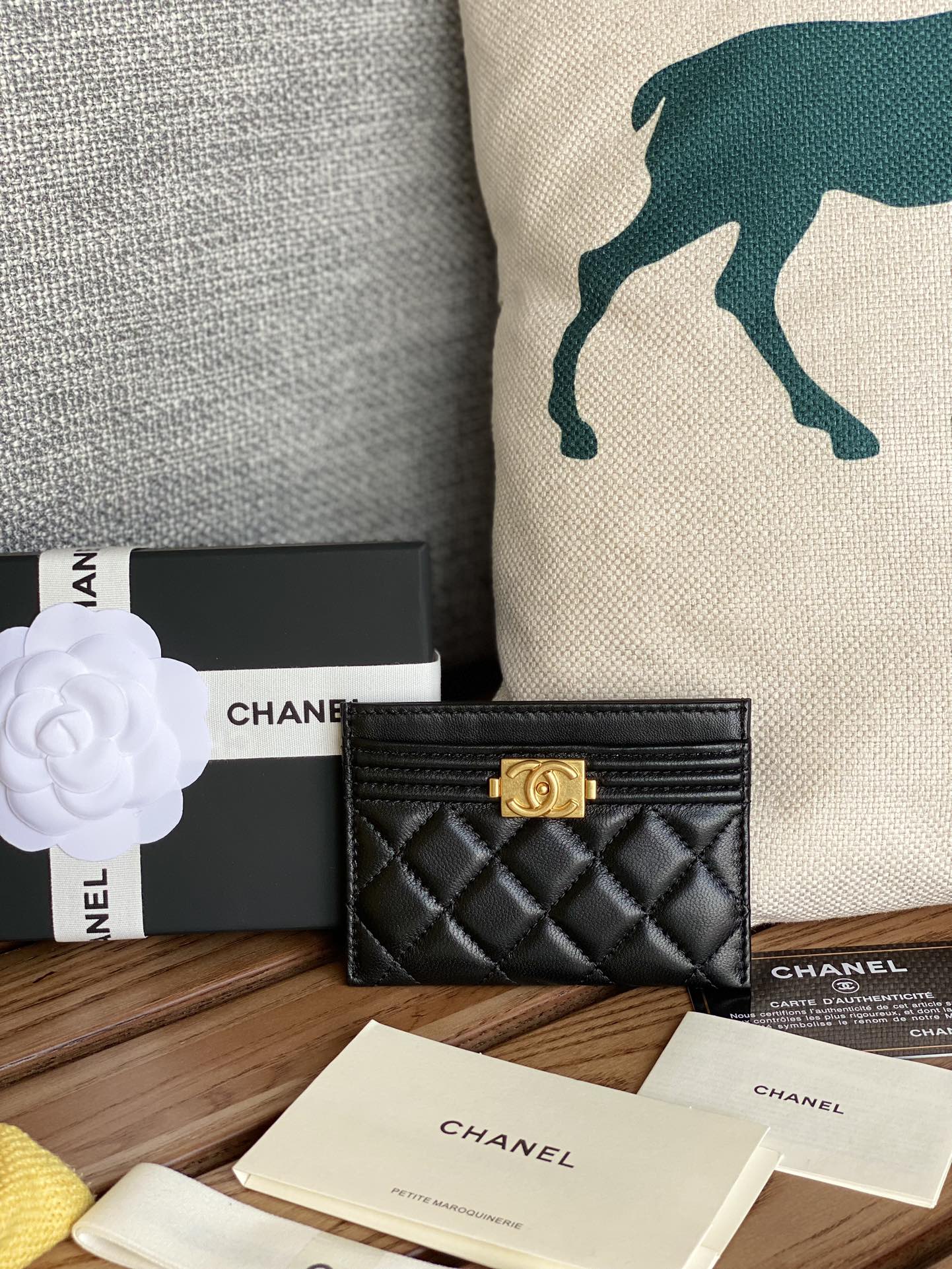 NO:672785,CHANEL's new leboy card bag has arrived!  The imported rhombus pattern is very attractive!  The retro gold buckle has an old feel and is very fashionable and retro. This small card holder is very cost-effective. You can also put some change in the middle of the three card slots. Style number: 84431 Size: 11×7.5×1cm, chanel wallet, chanel, wallets19860909CHANEL新款leboy卡包到货！进口的菱格纹路,非常耐看！复古金扣做旧感非常时髦复古这款小卡包性价比很高,三个卡位中间还可以放点零钱款号:84431尺寸:11×7.5×1cm,chanel钱包,chanel,wallets,欧美剧