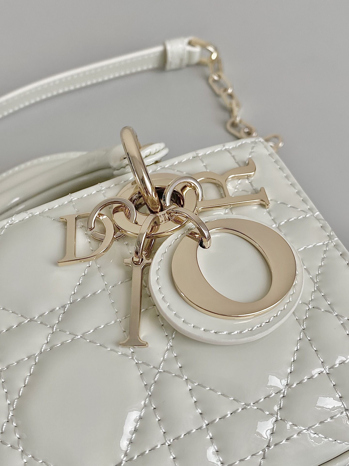 Dior 漆皮白 超迷你𝗗-𝗝𝗼𝘆 𝗯𝗮𝗴七夕爱心款 果然就是轮回 回归了一把中古戴妃长方包形