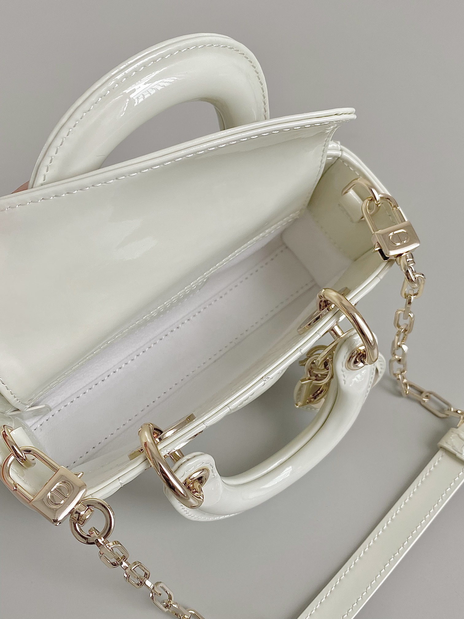 Dior 漆皮白 超迷你𝗗-𝗝𝗼𝘆 𝗯𝗮𝗴七夕爱心款 果然就是轮回 回归了一把中古戴妃长方包形