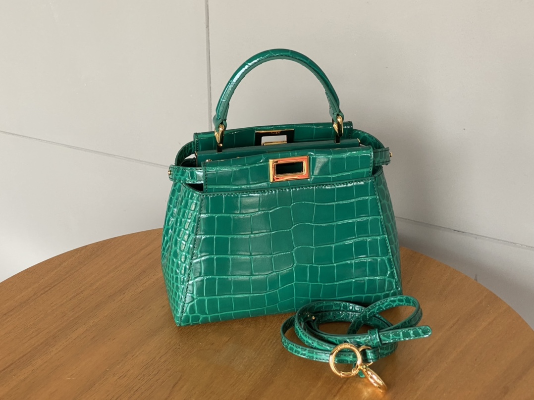 Fendi's classic bag Peekaboo, calfskin with crocodile leather pattern, the color and gold buckle are as beautiful as gems, high-end and elegant,