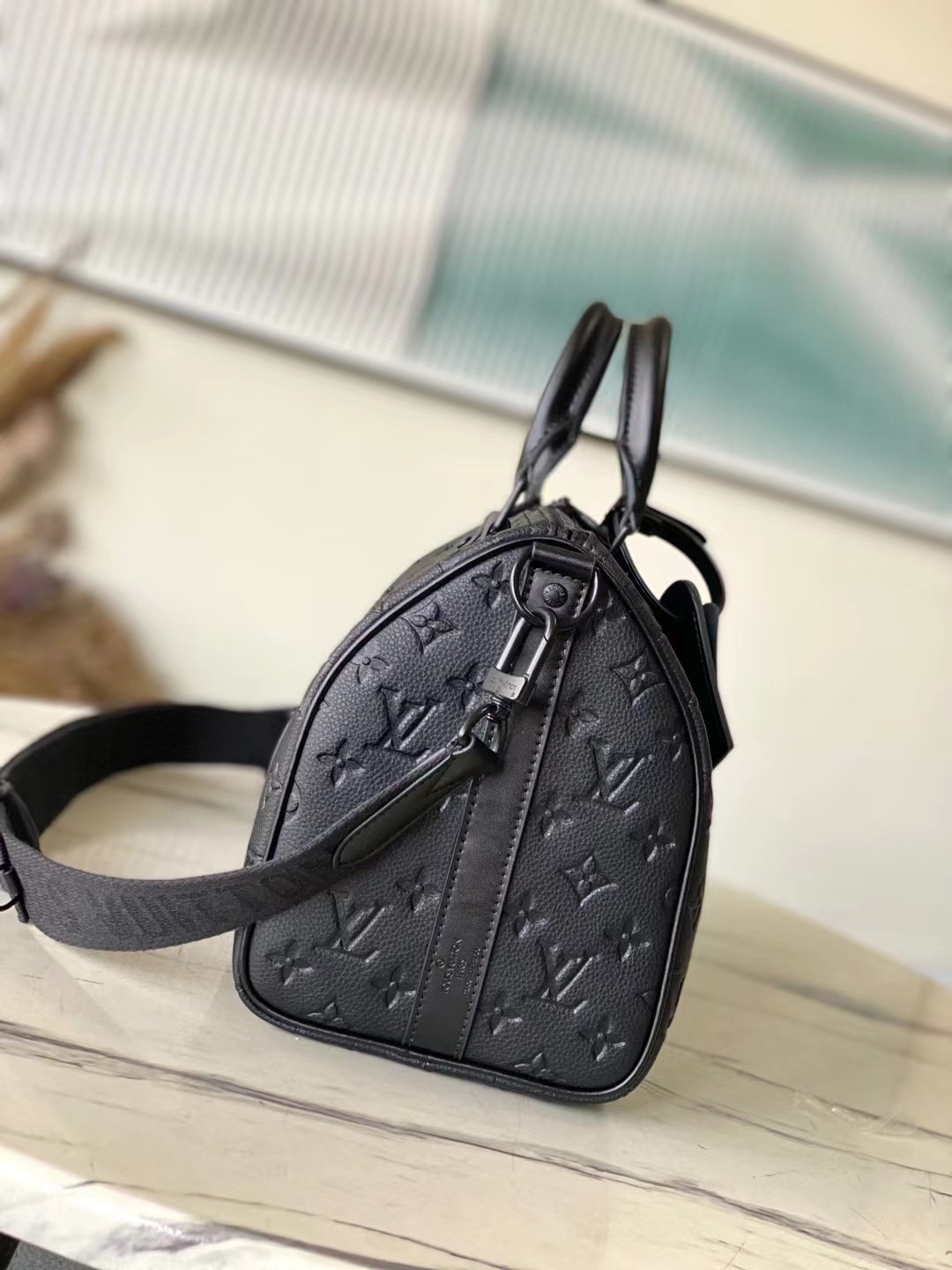 海外顶级原单 M22765 全皮压花 Keepall Bandoulière 35 手袋是经典 Keepall 假日旅行袋的缩微版本 2