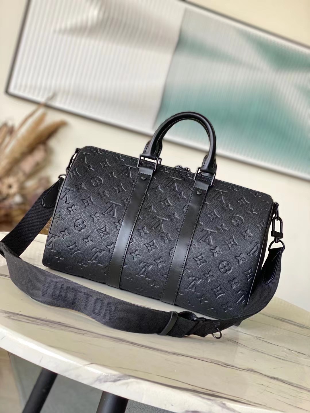 海外顶级原单 M22765 全皮压花 Keepall Bandoulière 35 手袋是经典 Keepall 假日旅行袋的缩微版本 3