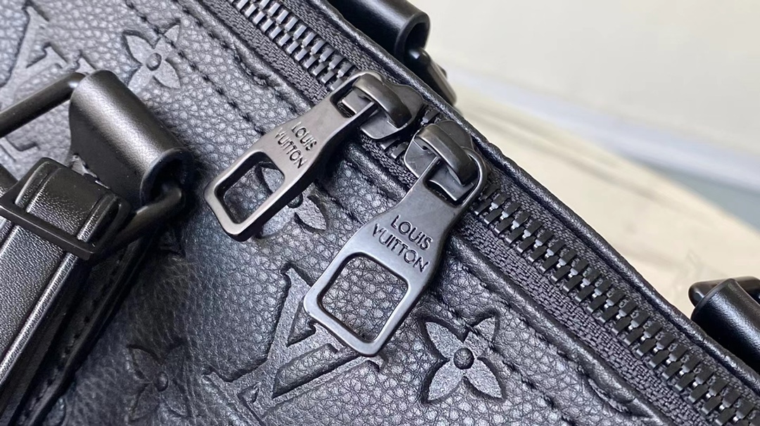 海外顶级原单 M22765 全皮压花 Keepall Bandoulière 35 手袋是经典 Keepall 假日旅行袋的缩微版本 6