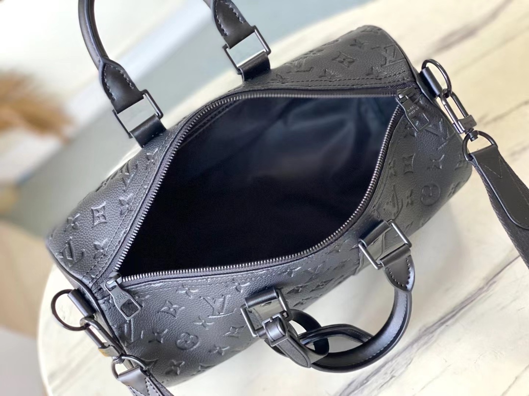 海外顶级原单 M22765 全皮压花 Keepall Bandoulière 35 手袋是经典 Keepall 假日旅行袋的缩微版本 8