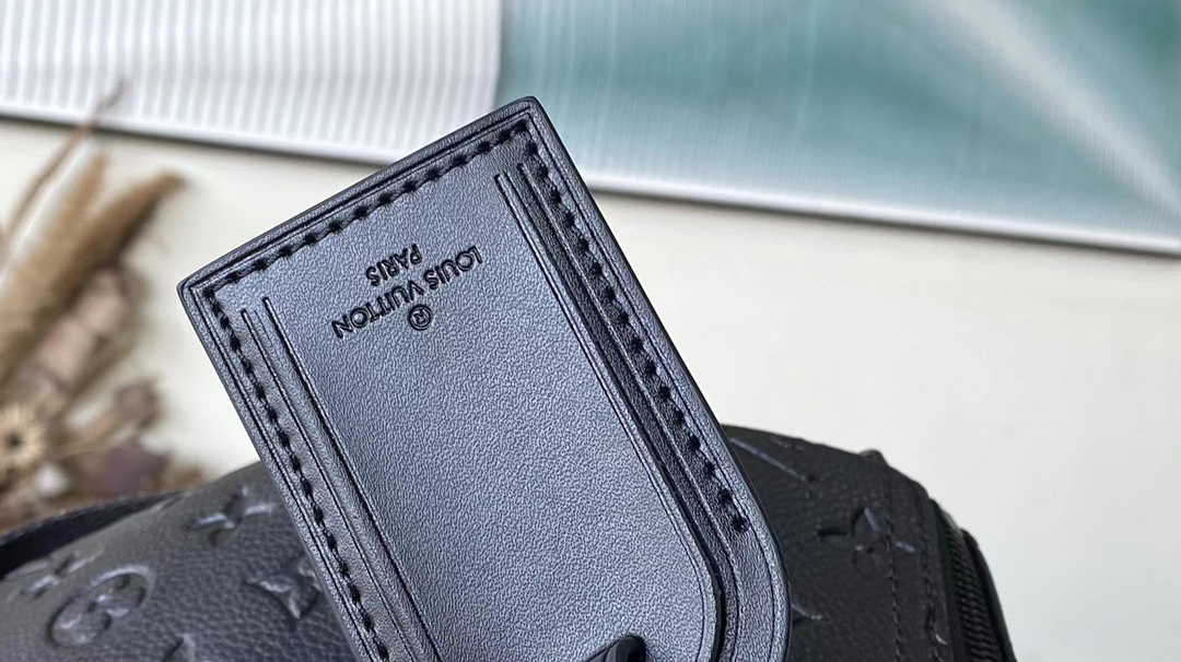 海外顶级原单 M22765 全皮压花 Keepall Bandoulière 35 手袋是经典 Keepall 假日旅行袋的缩微版本 5