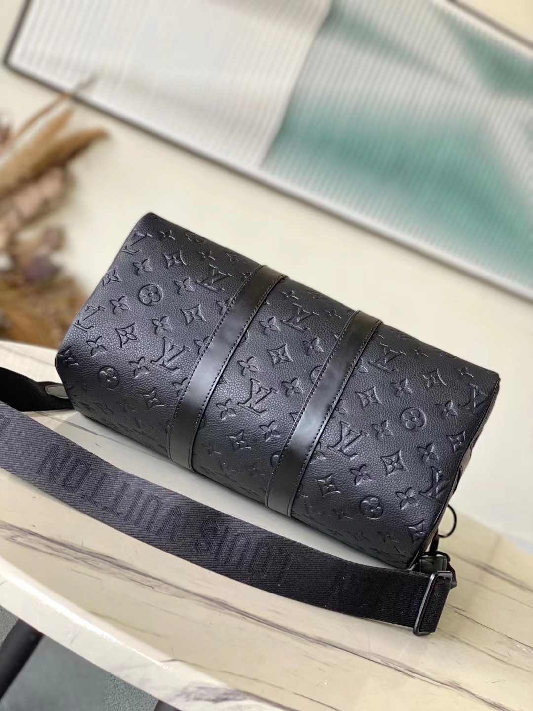 海外顶级原单 M22765 全皮压花 Keepall Bandoulière 35 手袋是经典 Keepall 假日旅行袋的缩微版本 4