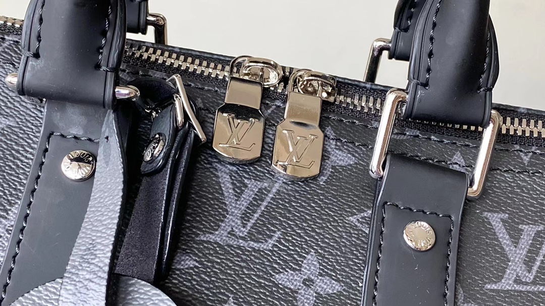 海外顶级原单 M46655 黑花 Keepall Bandoulière 35 手袋是经典 Keepall 假日旅行袋的缩微版本 5