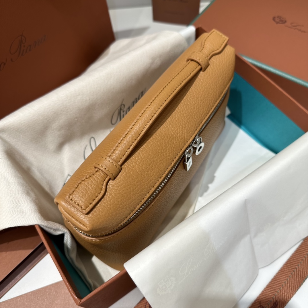 💰550【L19焦糖色】
𝐋𝐨𝐫𝐨 𝐏𝐢𝐚𝐧@ Extra pocket L19系列手提/斜挎包
不被定义的生活才最自在,就像loro pian@的材质设计,不需要繁复设计的款式,简洁柔和的轮廓优雅耐看,像一只精美的化妆箱,完美兼顾了颜值和功能性。皮质细腻,手感像黄油一般柔软,小小包身大容量,不光是手提配细肩带还可以斜挎哦,对极简风情有独钟得姐妹可以入手啦,简约百搭,越简单越不同,明星ins网红都在种草,19厘米和27厘米两种大小,一个精致随性,一个优雅大气。
尺寸:小号:长19×宽7×高12cm(配肩带)