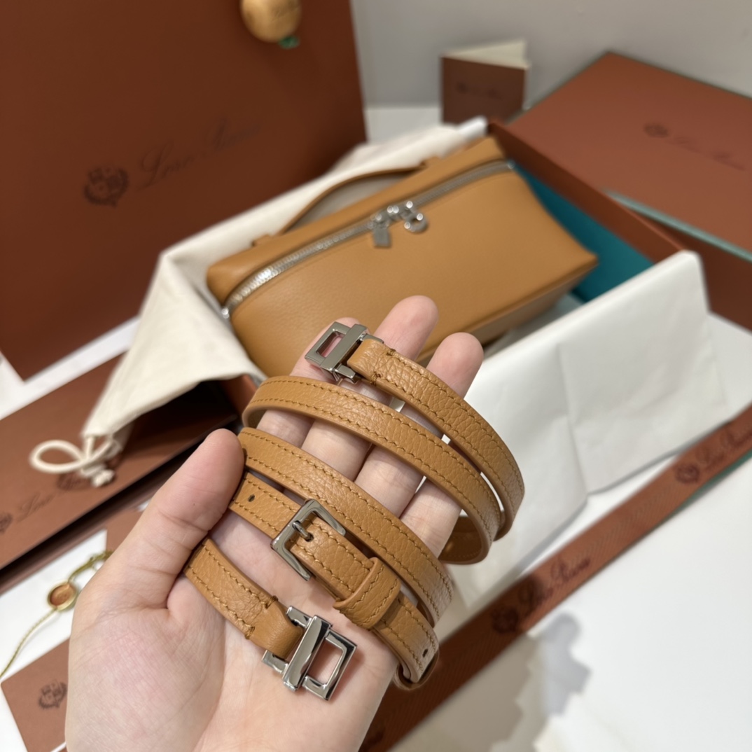 💰550【L19焦糖色】
𝐋𝐨𝐫𝐨 𝐏𝐢𝐚𝐧@ Extra pocket L19系列手提/斜挎包
不被定义的生活才最自在,就像loro pian@的材质设计,不需要繁复设计的款式,简洁柔和的轮廓优雅耐看,像一只精美的化妆箱,完美兼顾了颜值和功能性。皮质细腻,手感像黄油一般柔软,小小包身大容量,不光是手提配细肩带还可以斜挎哦,对极简风情有独钟得姐妹可以入手啦,简约百搭,越简单越不同,明星ins网红都在种草,19厘米和27厘米两种大小,一个精致随性,一个优雅大气。
尺寸:小号:长19×宽7×高12cm(配肩带)