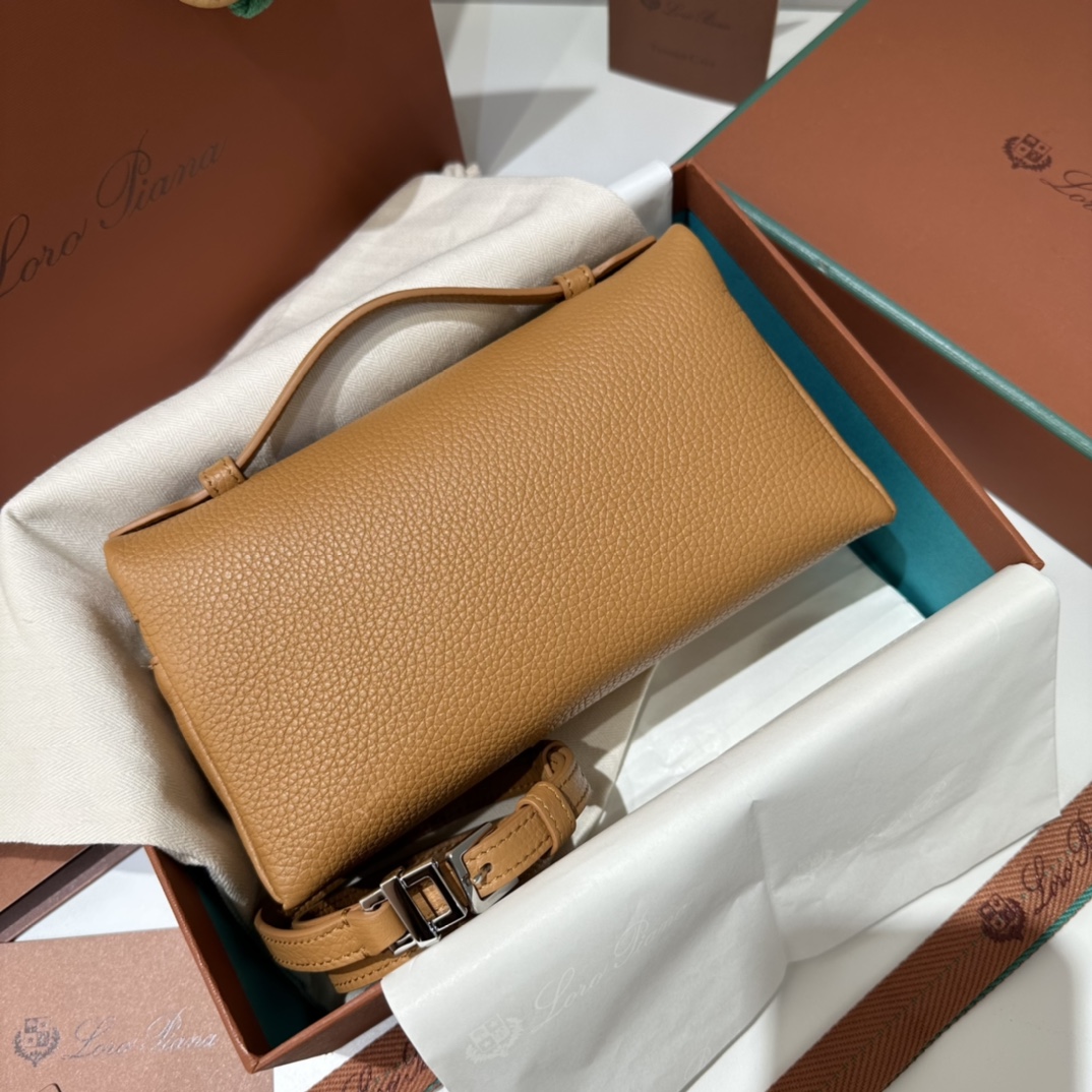 💰550【L19焦糖色】
𝐋𝐨𝐫𝐨 𝐏𝐢𝐚𝐧@ Extra pocket L19系列手提/斜挎包
不被定义的生活才最自在,就像loro pian@的材质设计,不需要繁复设计的款式,简洁柔和的轮廓优雅耐看,像一只精美的化妆箱,完美兼顾了颜值和功能性。皮质细腻,手感像黄油一般柔软,小小包身大容量,不光是手提配细肩带还可以斜挎哦,对极简风情有独钟得姐妹可以入手啦,简约百搭,越简单越不同,明星ins网红都在种草,19厘米和27厘米两种大小,一个精致随性,一个优雅大气。
尺寸:小号:长19×宽7×高12cm(配肩带)