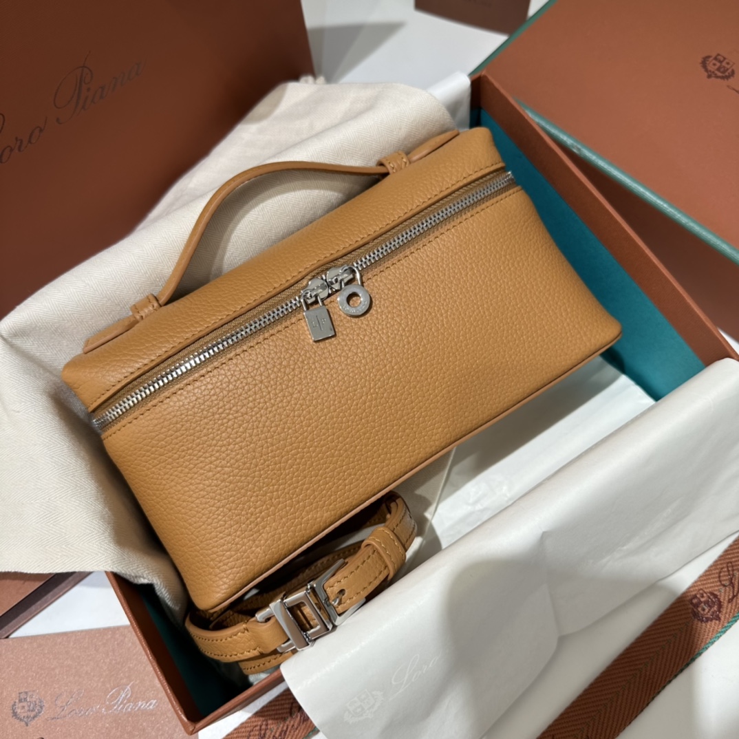 💰550【L19焦糖色】
𝐋𝐨𝐫𝐨 𝐏𝐢𝐚𝐧@ Extra pocket L19系列手提/斜挎包
不被定义的生活才最自在,就像loro pian@的材质设计,不需要繁复设计的款式,简洁柔和的轮廓优雅耐看,像一只精美的化妆箱,完美兼顾了颜值和功能性。皮质细腻,手感像黄油一般柔软,小小包身大容量,不光是手提配细肩带还可以斜挎哦,对极简风情有独钟得姐妹可以入手啦,简约百搭,越简单越不同,明星ins网红都在种草,19厘米和27厘米两种大小,一个精致随性,一个优雅大气。
尺寸:小号:长19×宽7×高12cm(配肩带)