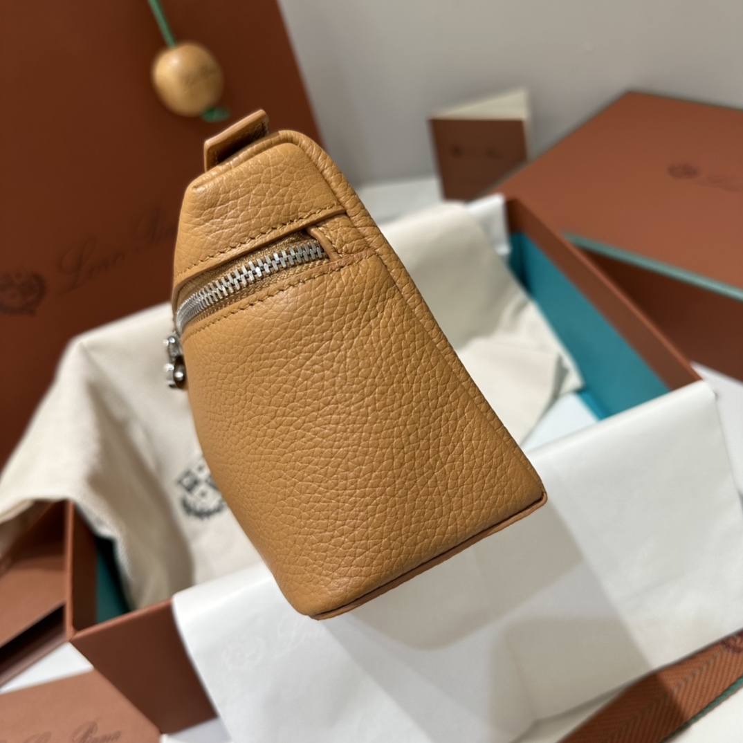 💰550【L19焦糖色】
𝐋𝐨𝐫𝐨 𝐏𝐢𝐚𝐧@ Extra pocket L19系列手提/斜挎包
不被定义的生活才最自在,就像loro pian@的材质设计,不需要繁复设计的款式,简洁柔和的轮廓优雅耐看,像一只精美的化妆箱,完美兼顾了颜值和功能性。皮质细腻,手感像黄油一般柔软,小小包身大容量,不光是手提配细肩带还可以斜挎哦,对极简风情有独钟得姐妹可以入手啦,简约百搭,越简单越不同,明星ins网红都在种草,19厘米和27厘米两种大小,一个精致随性,一个优雅大气。
尺寸:小号:长19×宽7×高12cm(配肩带)