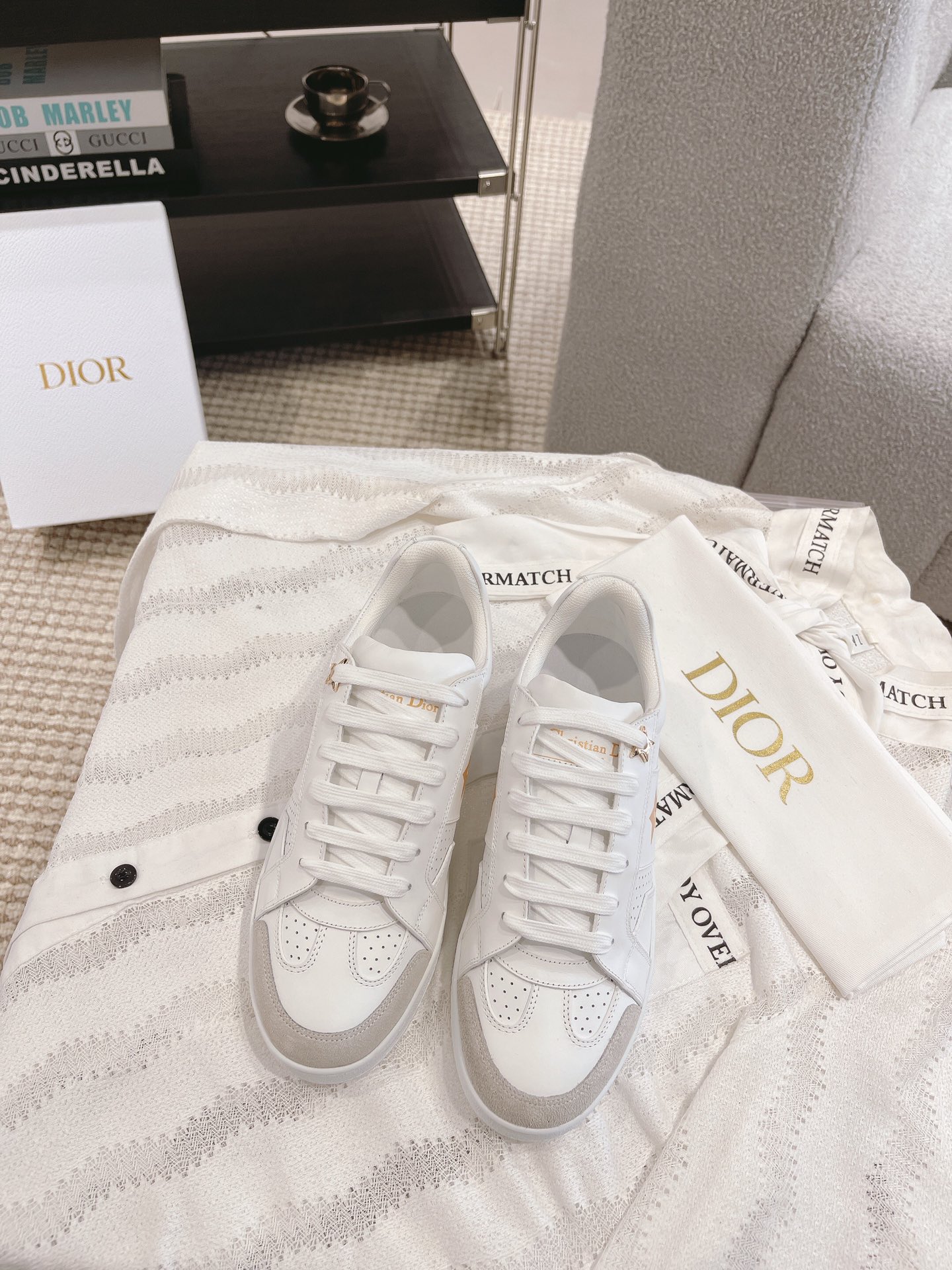 NO:238297,The little white shoes you love at first sight D autumn new style This Dior Star sneaker continues the long-lasting outline and is carefully made of white cowhide leather, so it will be particularly comfortable to wear. It is decorated with suede inserts in the same color and metal stars to decorate the lace eyelets to enhance the style. The style is light and matched with the 