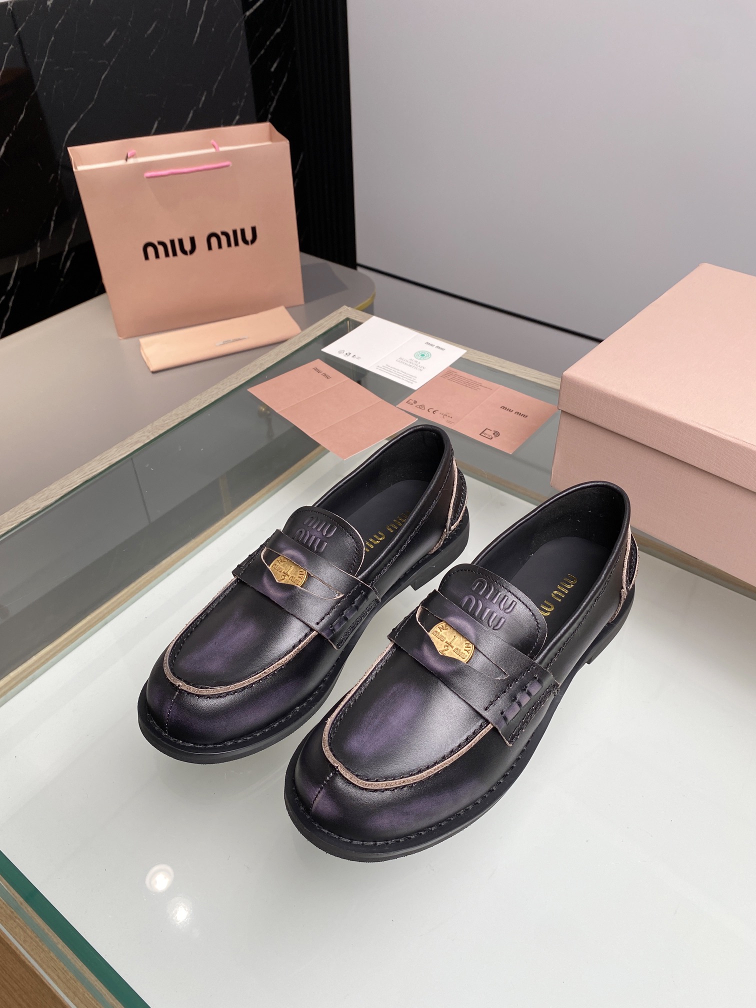 NO:444842,Batch: Colored leather. Beef tendon spring and summer show style coin loafers!  This season of Miao Miao is so beautiful!  No matter how you wear the invincible combination, it looks super good. The coin design is very retro and fashionable!  The upper is made of original imported cow patent leather!  Silk sheepskin footbed inside!  All details of the leather edge are treated with oily edges, original molded rubber outsole!  Original mold opening coin hardware and copper buckle!  Number of codes 34-40 (34.40 custom made without return or exchange), loafers, loafers, sheepskin19860909批 擦色皮.牛筋春夏走秀款钱币乐福鞋！缪缪这一季这太美了吧！无敌搭配怎么穿都超级好看 钱币的设计很复古很时尚！ 鞋面采用原版进口牛漆皮！内里垫脚丝绸羊皮！皮边全部细节油边处理, 原版开模橡胶大底！原版开模钱币五金铜扣！ 码数34-40（34.40定做不退不换）,乐福鞋,loafers,sheepskin,Women's Shoes