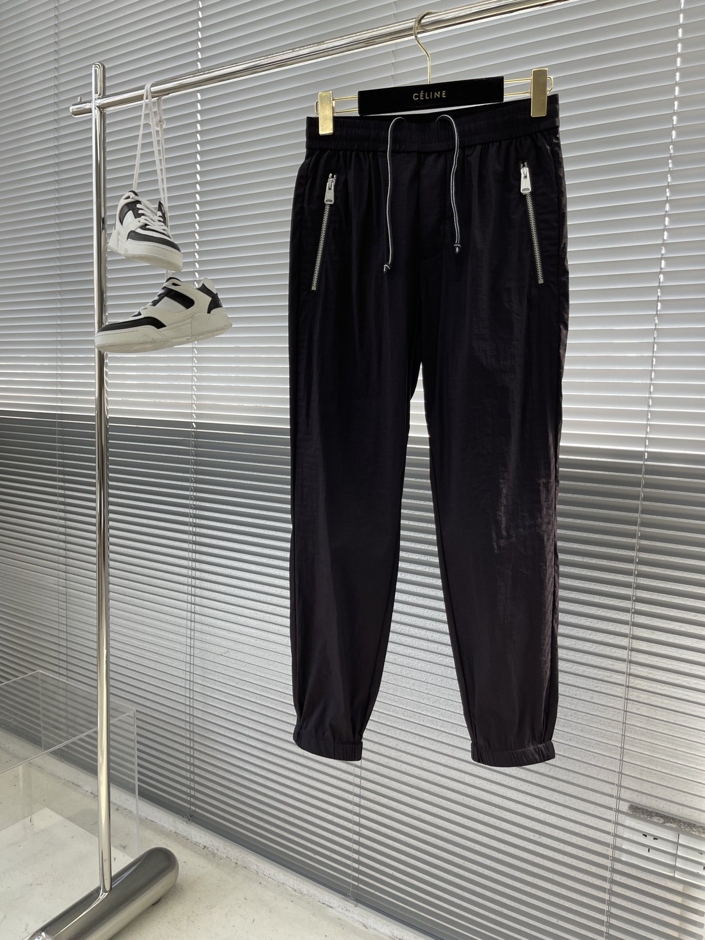 NO:952710,/1 piece 1/2 piece (46. 48. 52) - Ultra-thin sweatpants...MARNI basic stitched handsome sweatpants..Italian first-line fashion brand, excellent  The unique design and rigorous, high-quality style have earned the MIRNI brand its own iconic style. It is neither unconventional nor conservative or blindly follows the trend. This has allowed MARNI to establish its own distinct personality among many designer brands. Classic back logo embroidery design. Personalized textured zippers and drawstrings, and three-dimensional sewing design on the back piece. The upper body effect is superb. The material is environmentally friendly and has passed the inspection. A must-buy for niche trendy men!  !  !  Size 46-58. For size 46, the waist is 74-80, the hips are 112, the pants length is 99, and the crotch is 29. For other sizes, the waist and hip circumferences increase by 3.5-4cm per size, and the pants length and crotch length increase by 1.2cm per size.,,marni,19860909/1件 1/2件（46. 48 . 52） -超薄卫裤...MARNI 基础款拼接帅气卫裤. .意大利一线时尚品牌 出色 独到的设计以及严谨、高品质的风格.为MIRNI这个品牌赢得了专属的标志性风格,不标新立异也不因循守旧或盲目跟风.从而使MARNI在众多设计师品牌中树立了自己鲜明的个性.经典后背logo刺绣设计.个性的质感拉链和抽绳,后片立体缝纫设计.上身效果超赞.材料环保过检.小众潮男必入款！！！ 尺码46-58. 46码腰围74-80 臀围112 裤长99 裆前片29. 其他码腰围臀围每码递增3.5-4cm 裤长裆长每码递增1.2cm.,,marni,,Men's clothing