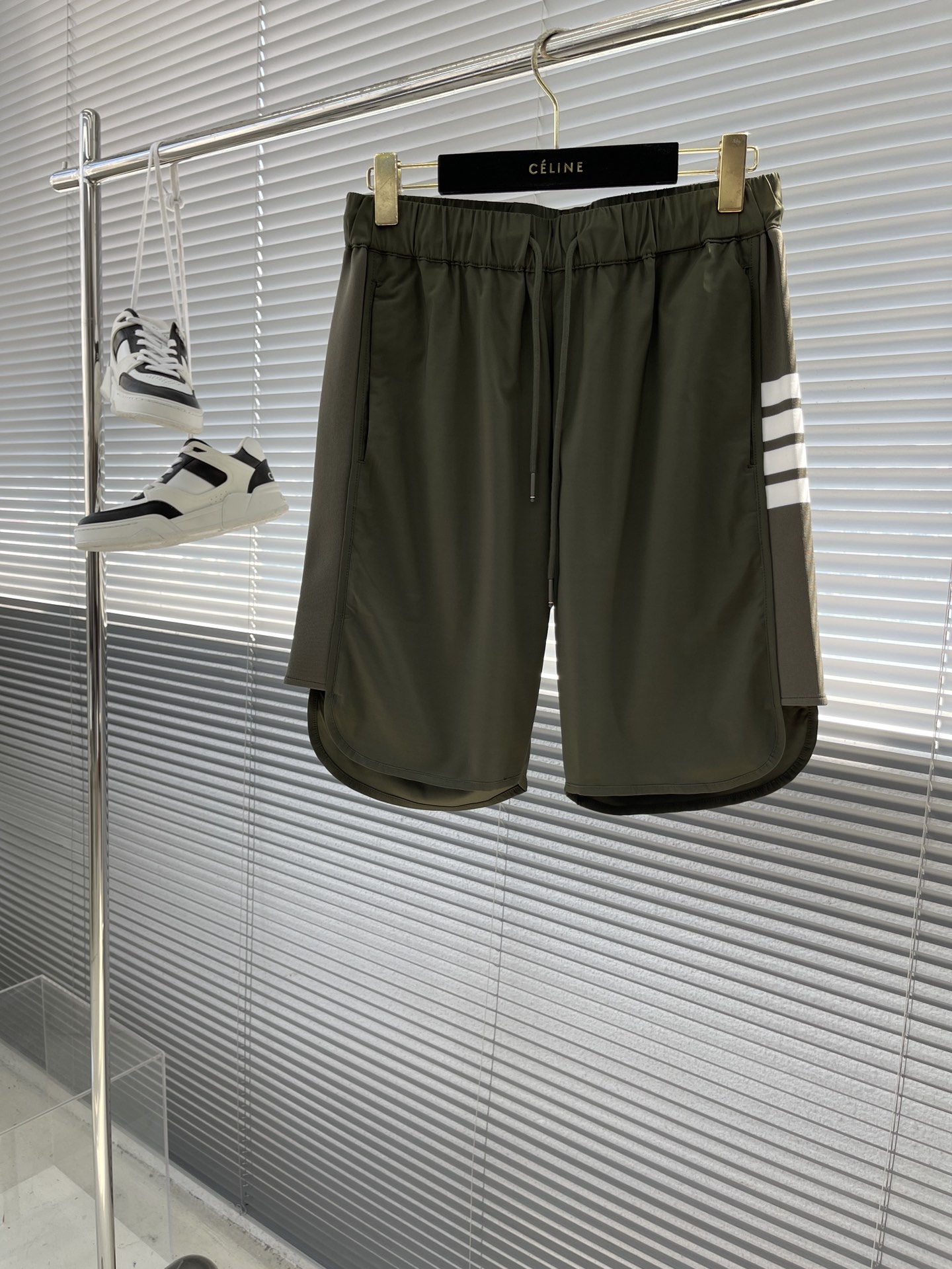 NO:952719,/1 piece 1/2 piece (available at 46.48.56.58) - TB pure export appearance...Thom Brown European men's version of the top domestic brand of European men's side four-bar beach shorts. Made of customized fabrics, the front and back are flat and age-reducing pleat-free trouser legs, and the side white four-bar mercerized cotton fabric has high sides, full layering, and highlighted details. The shorts are loose and casual, without any sense of restraint!  !  The color is military green. Sizes 46-58. Waist 74-82 for size 46, hip 116 trouser length. For other sizes, the waist and hip circumference increase by 3.5-4cm per size, and the trouser length and length increase by 1cm per size,,thom browne,shorts,19860909/1件 1/2件（46.48.56.58有） -TB 纯出口品相.....国内顶级代Thom 布朗 欧洲男版侧边四杠沙滩裤..采用定制面料,前后平整减龄感无褶裤腿,侧边白四杠丝光棉面料,开高边,层次感十足,凸显细节..短裤宽松休闲,无束缚感！！颜色军绿. 尺码46-58.46码腰围74-82 臀围116 裤长.其他码腰围臀围每码递增3.5-4cm 裤长档长每码递增1cm,,thom browne,shorts,,Men's clothing