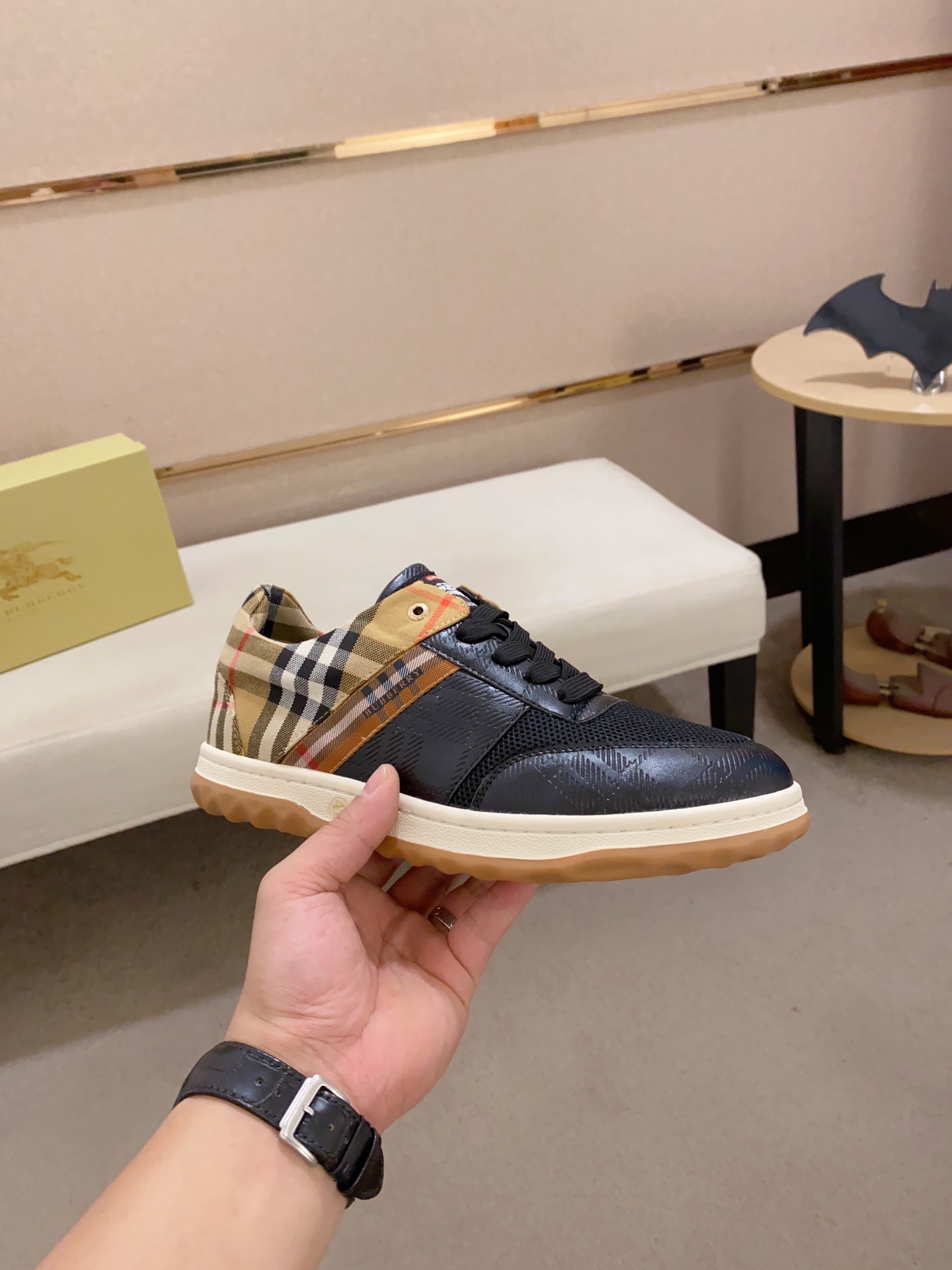 Precio de fábrica:Contador síncrono BURBERRY Burberry generación superior síncrono en venta Número d