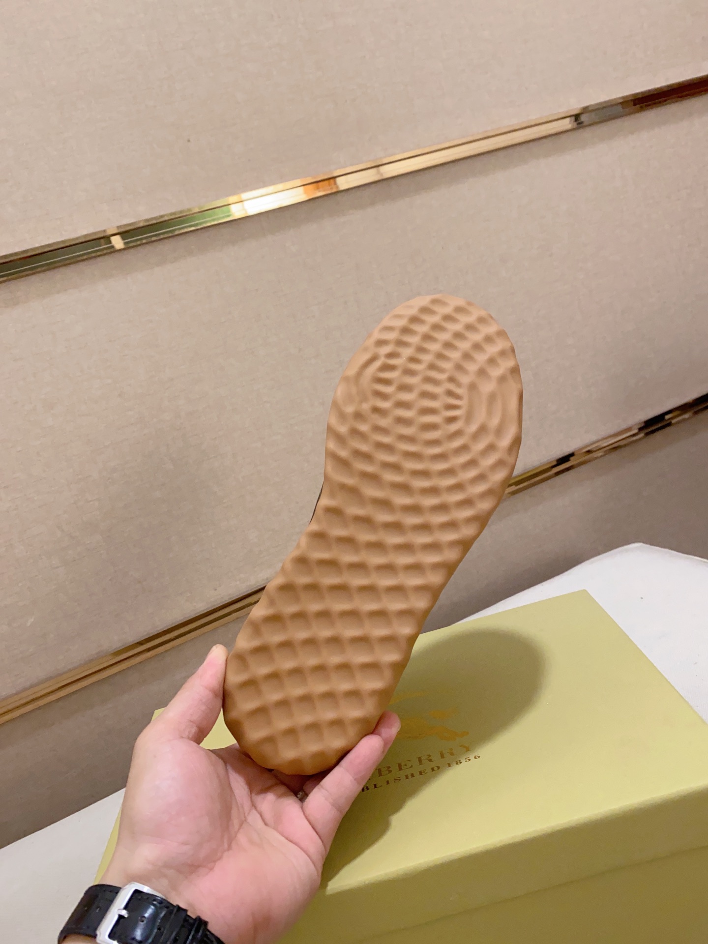 Precio de fábrica:Contador síncrono BURBERRY Burberry generación superior síncrono en venta Número d