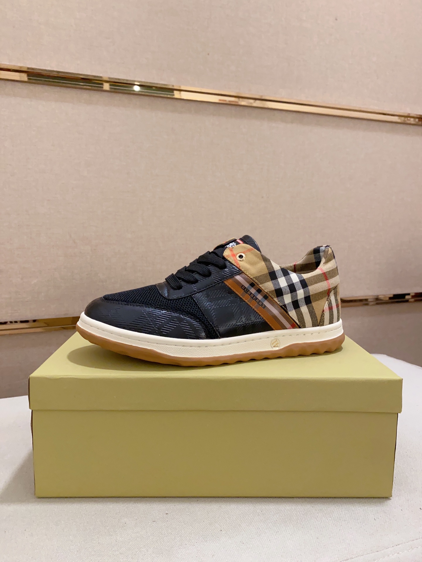 Precio de fábrica:Contador síncrono BURBERRY Burberry generación superior síncrono en venta Número d