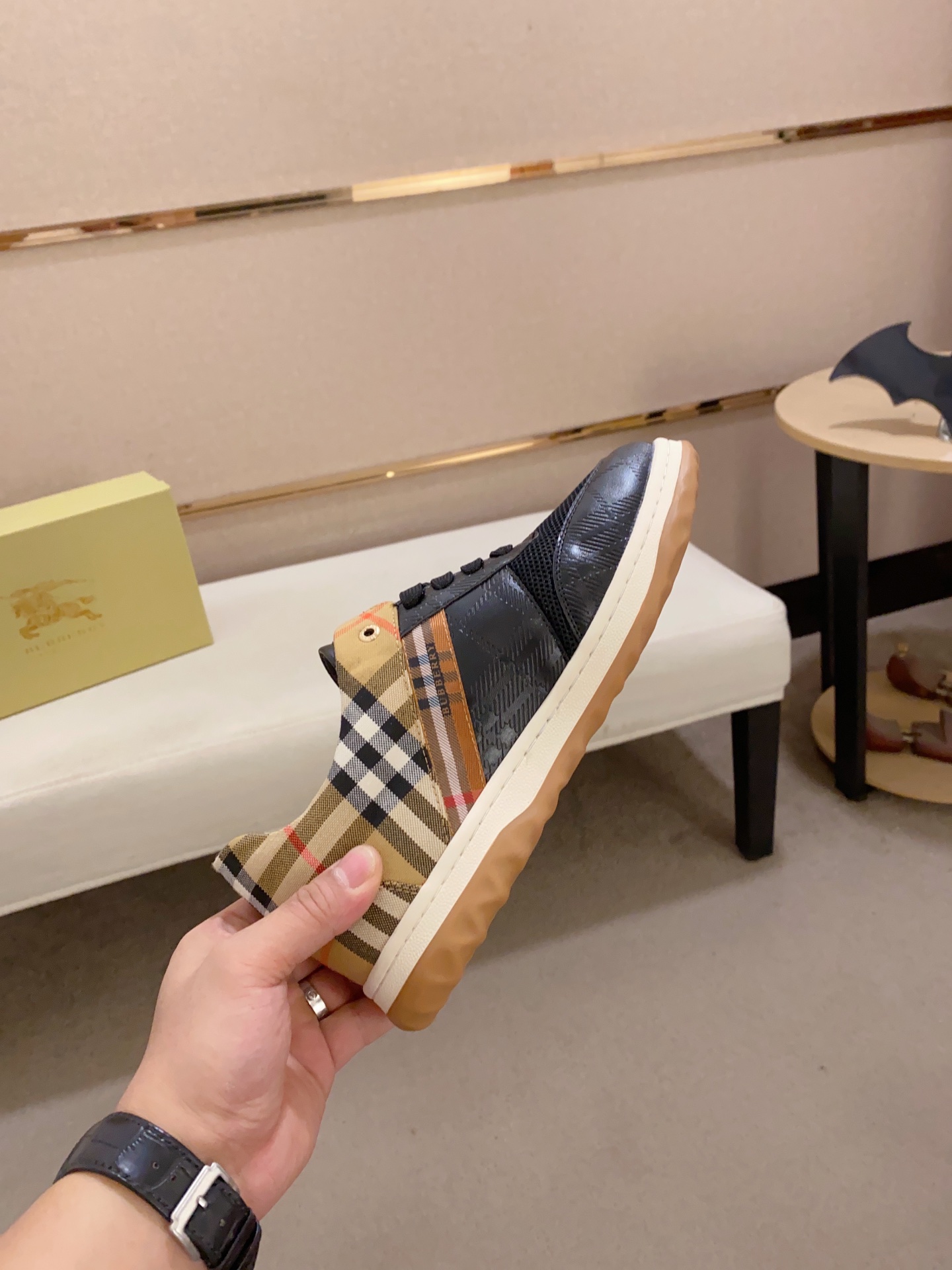 Precio de fábrica:Contador síncrono BURBERRY Burberry generación superior síncrono en venta Número d