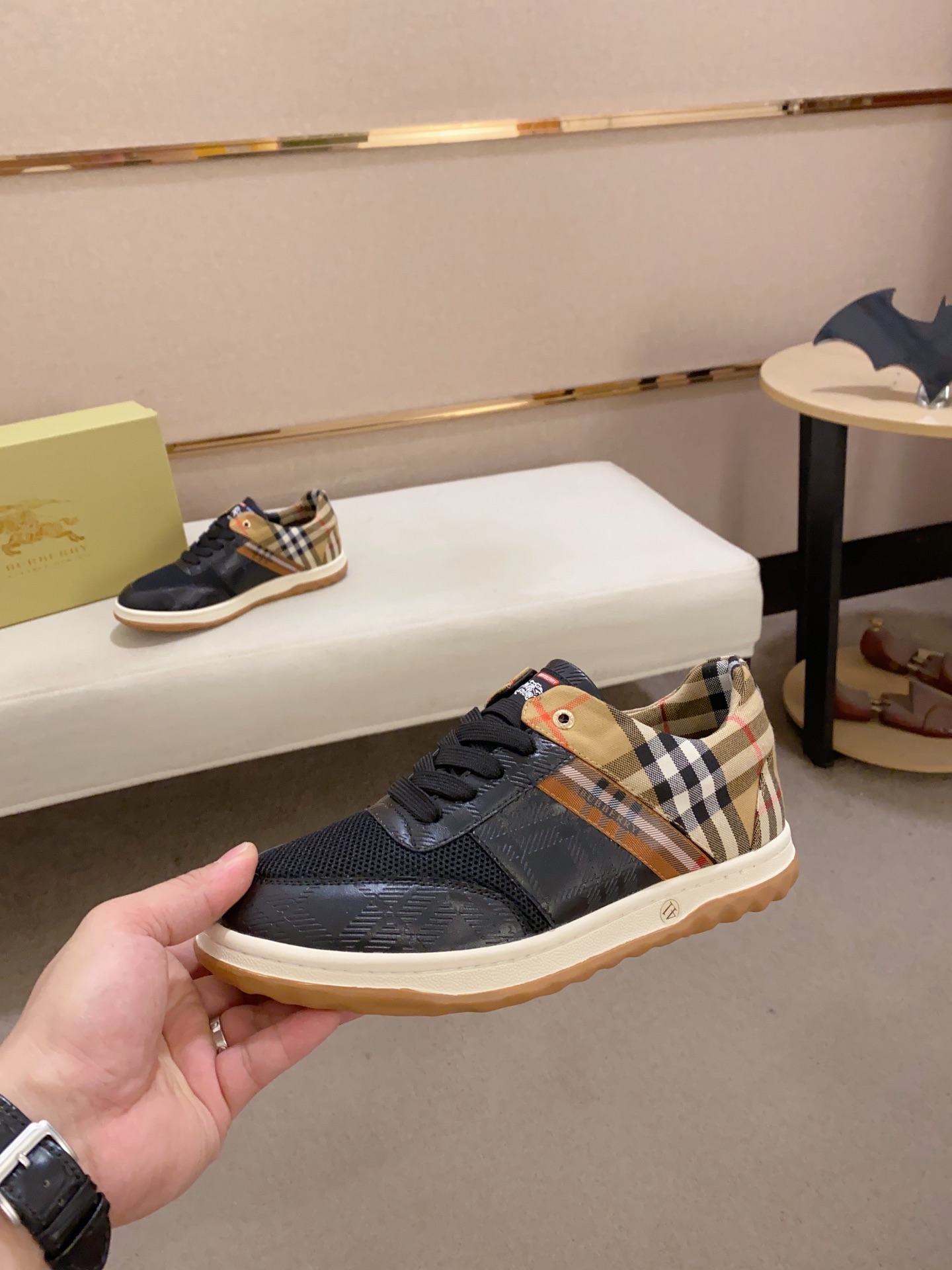 Precio de fábrica:Contador síncrono BURBERRY Burberry generación superior síncrono en venta Número d