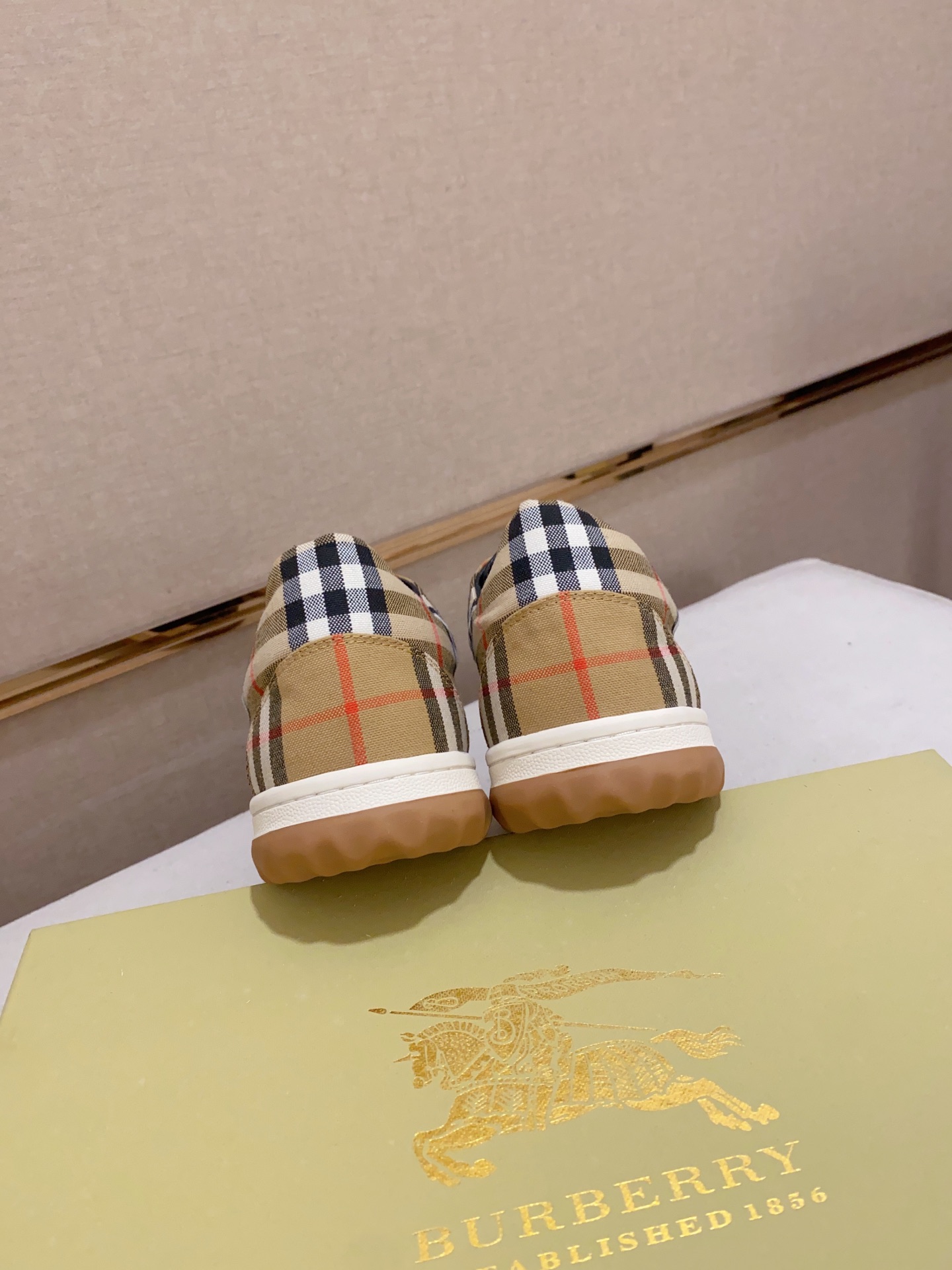 Precio de fábrica:Contador síncrono BURBERRY Burberry generación superior síncrono en venta Número d