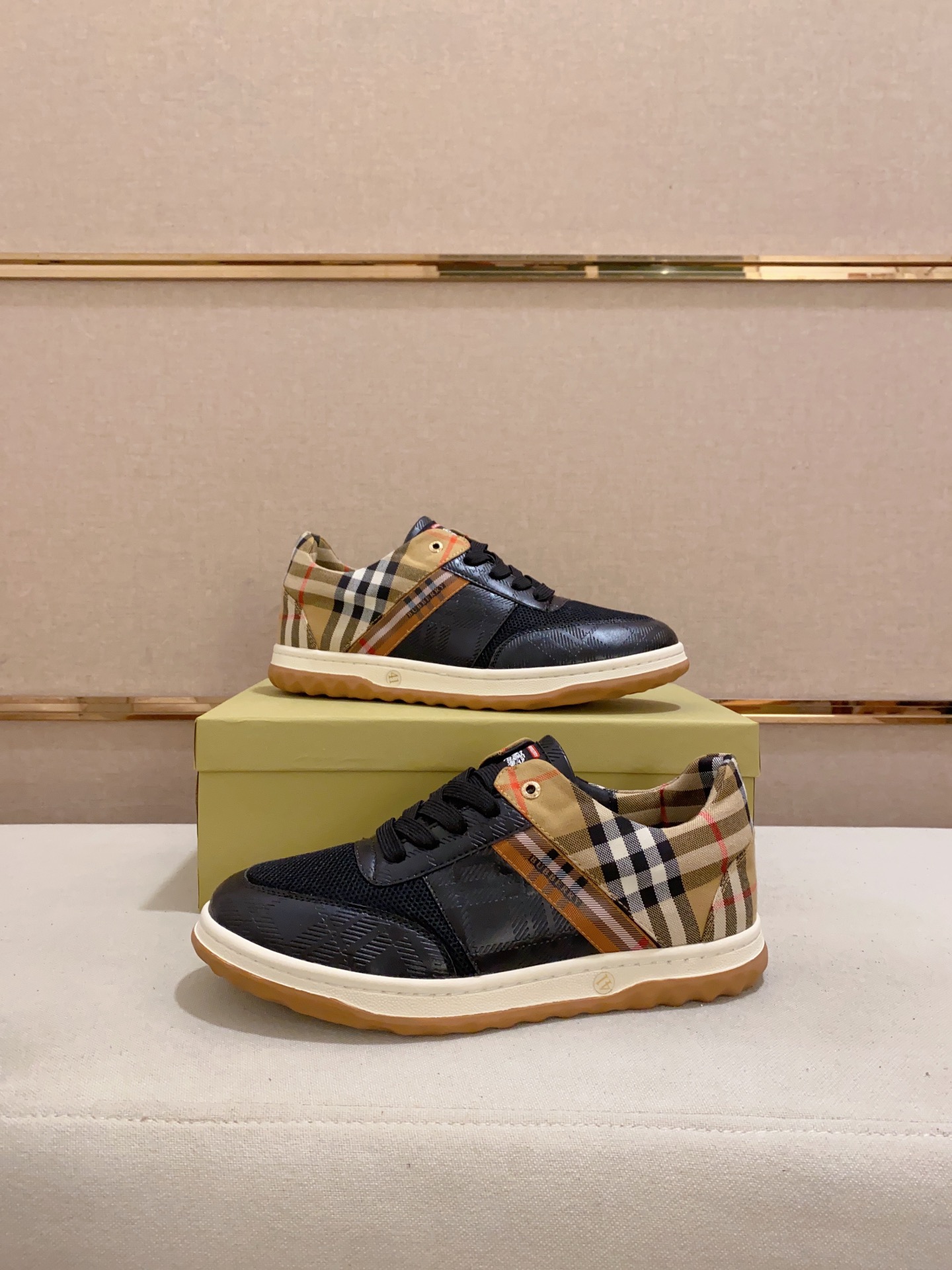 Precio de fábrica:Contador síncrono BURBERRY Burberry generación superior síncrono en venta Número d