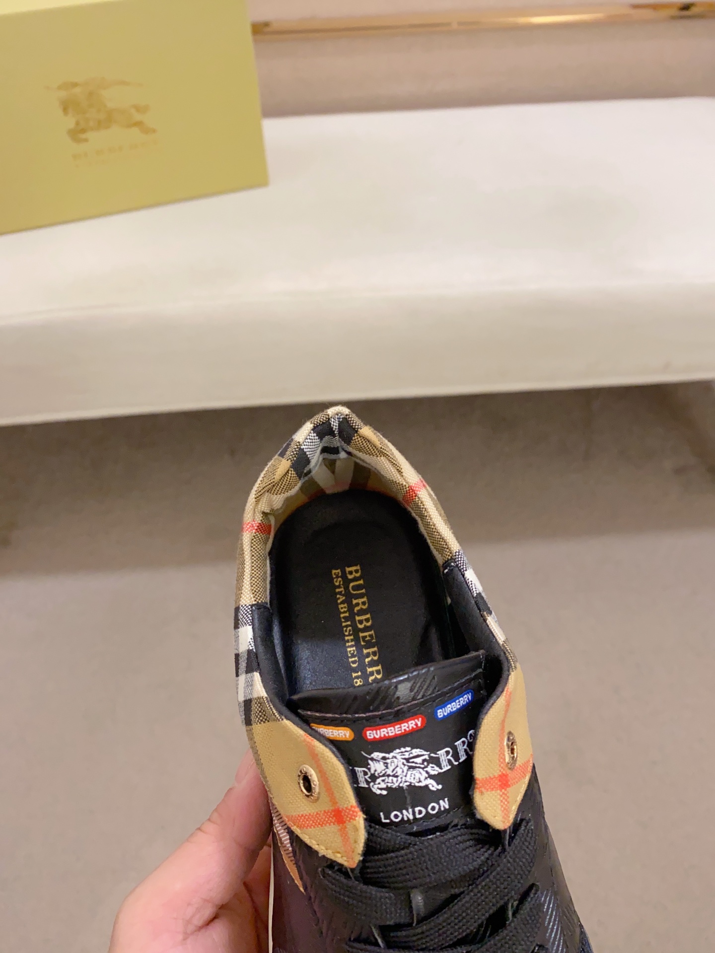 Precio de fábrica:Contador síncrono BURBERRY Burberry generación superior síncrono en venta Número d