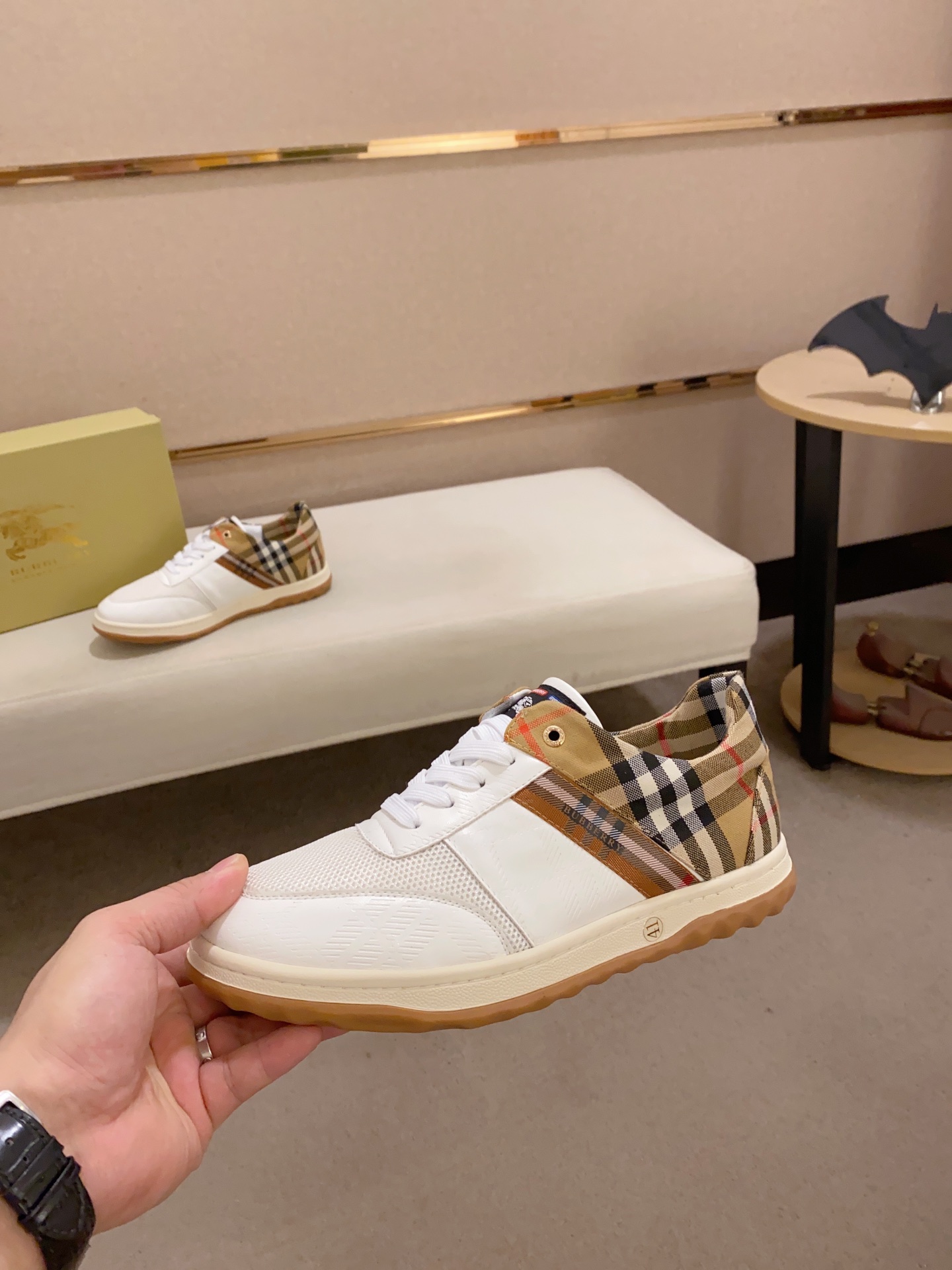 Precio de fábrica:Contador síncrono BURBERRY Burberry generación superior síncrono en venta Número d