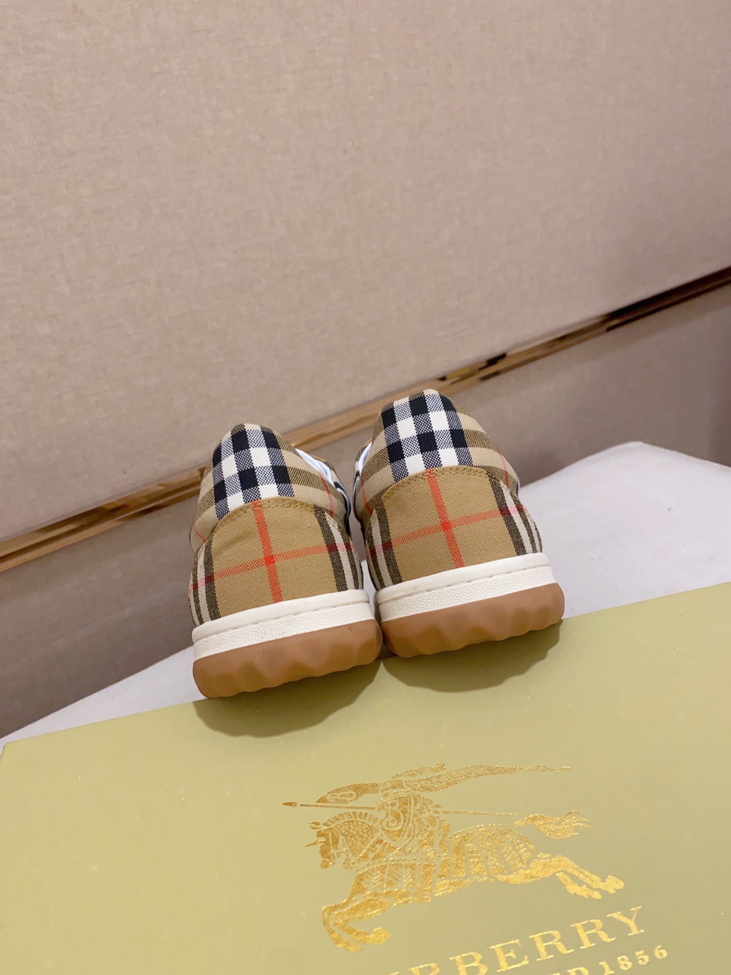 Precio de fábrica:Contador síncrono BURBERRY Burberry generación superior síncrono en venta Número d