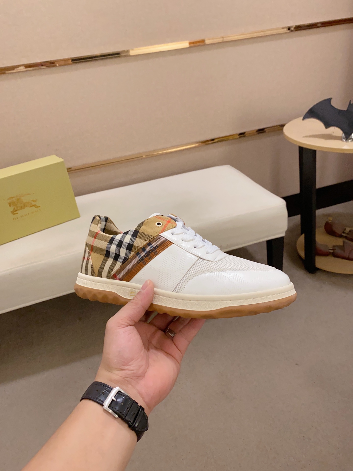 Precio de fábrica:Contador síncrono BURBERRY Burberry generación superior síncrono en venta Número d