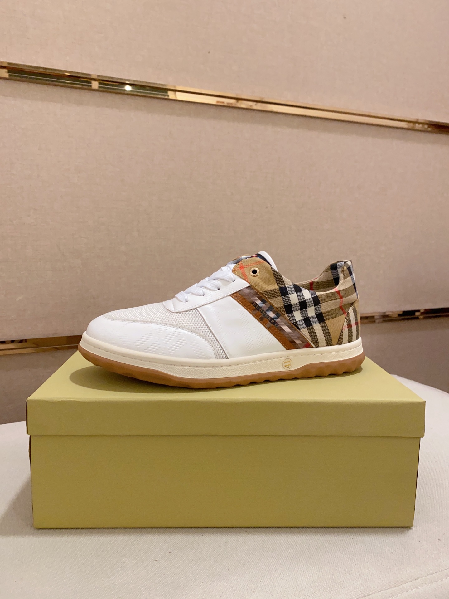 Precio de fábrica:Contador síncrono BURBERRY Burberry generación superior síncrono en venta Número d
