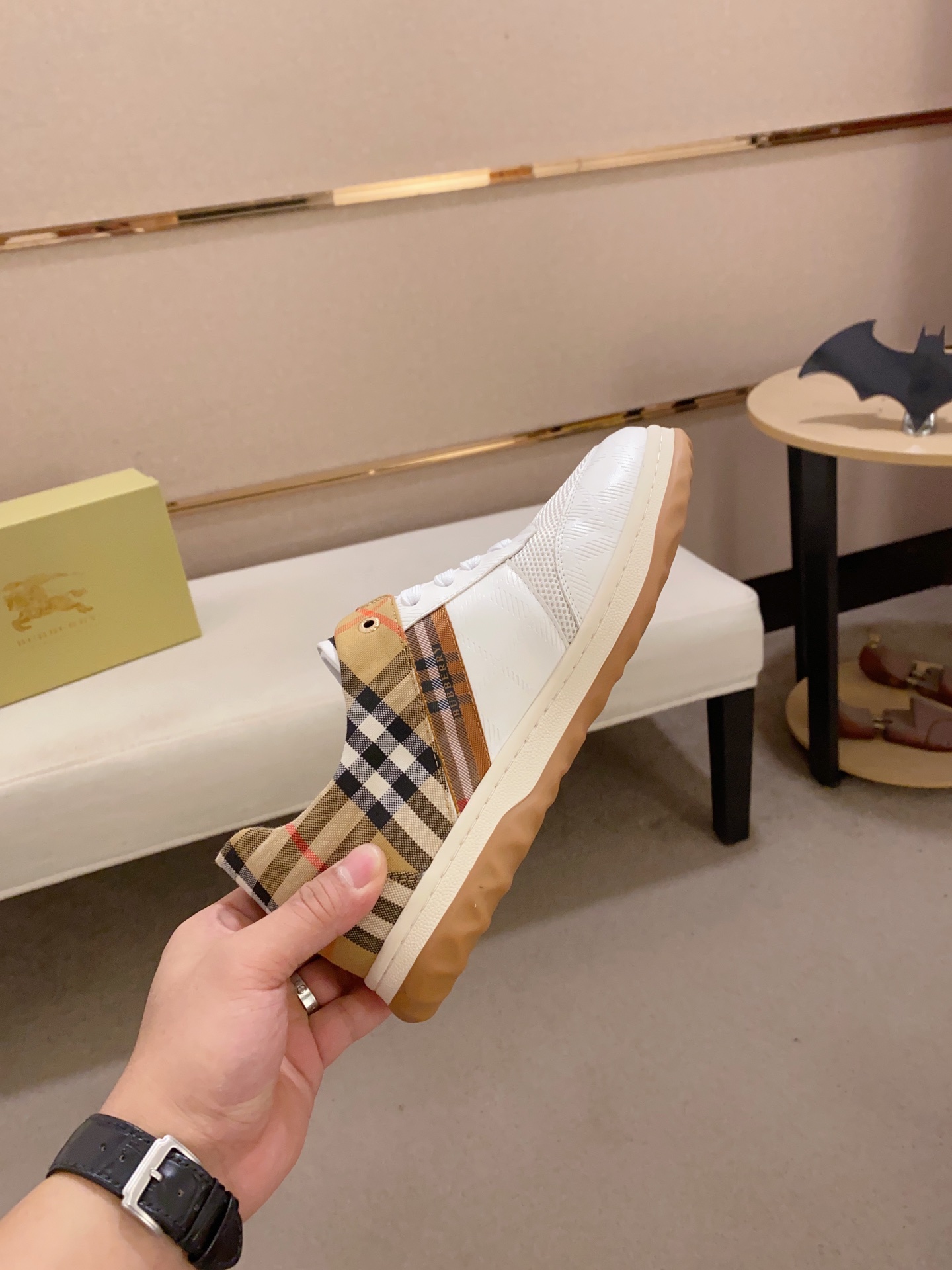 Precio de fábrica:Contador síncrono BURBERRY Burberry generación superior síncrono en venta Número d