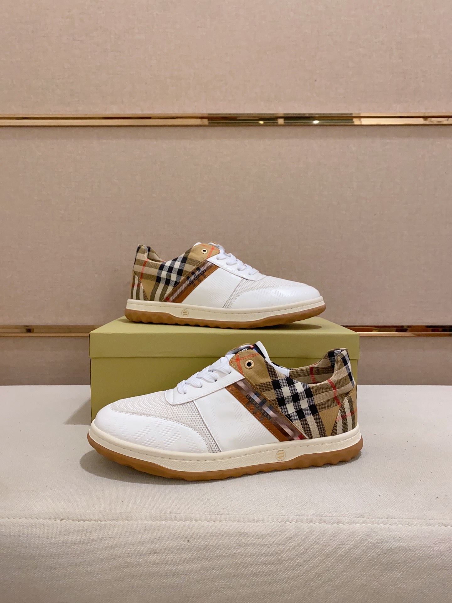 Precio de fábrica:Contador síncrono BURBERRY Burberry generación superior síncrono en venta Número d
