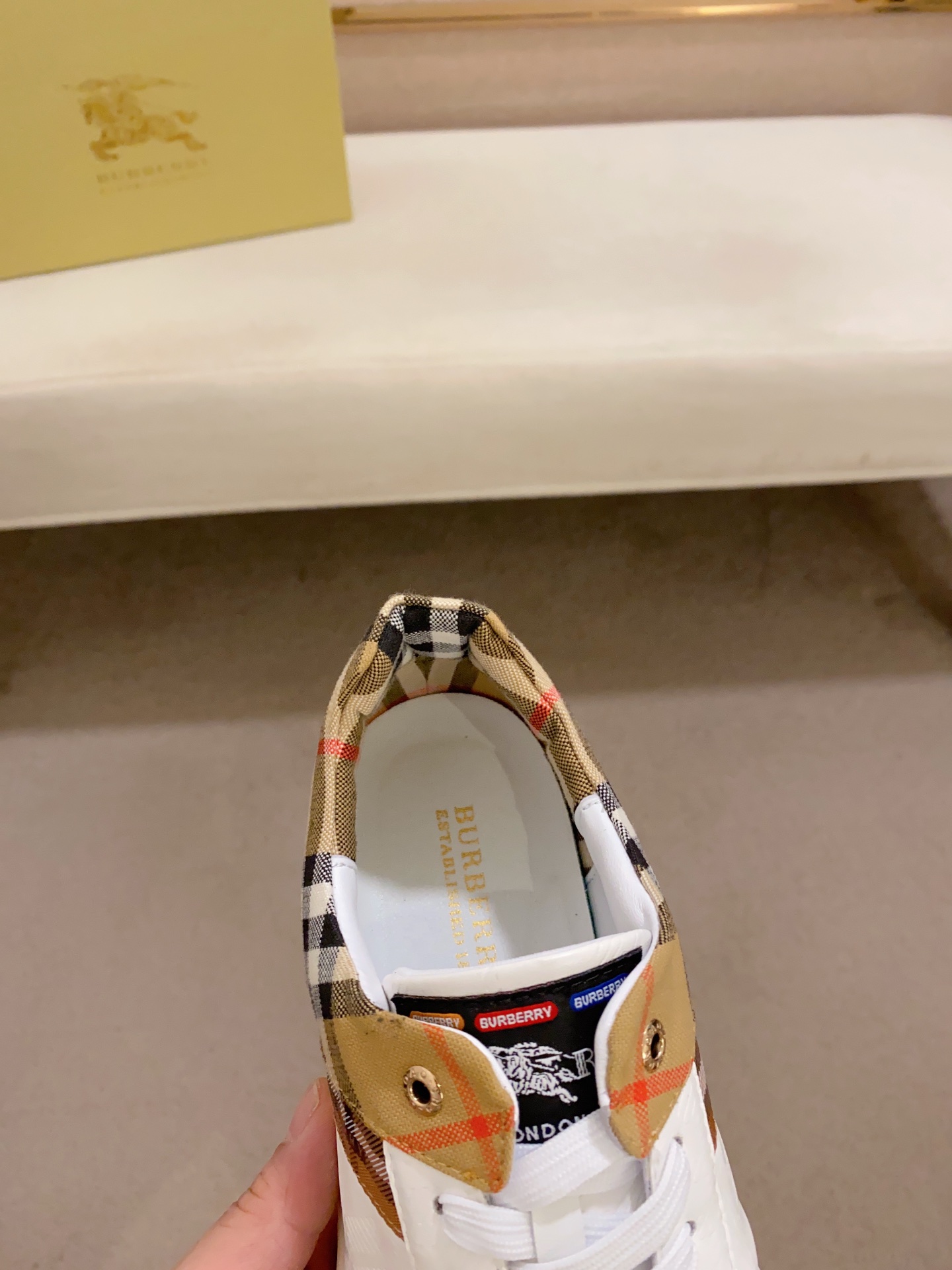 Precio de fábrica:Contador síncrono BURBERRY Burberry generación superior síncrono en venta Número d