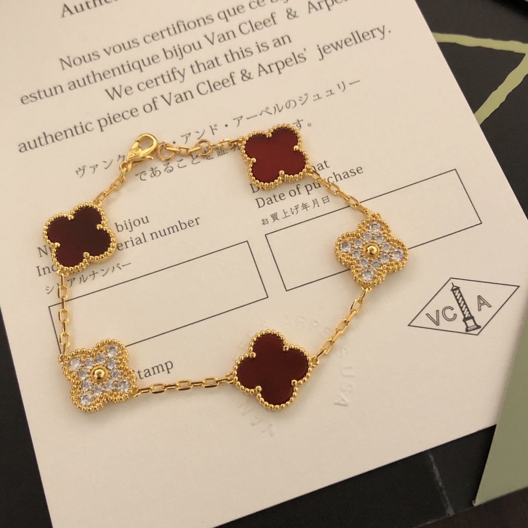 Bracelet Van Cleef Arpels Vintage Alhambra en or jaune 18 carats avec cornaline bordeaux et accents de diamants clairs 18 cm