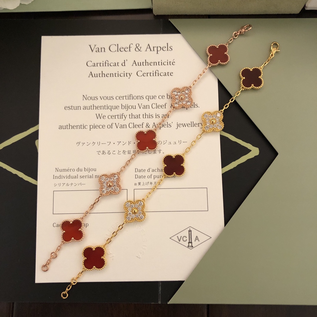 Bracelet Van Cleef Arpels Vintage Alhambra en or jaune 18 carats avec cornaline bordeaux et accents de diamants clairs 18 cm