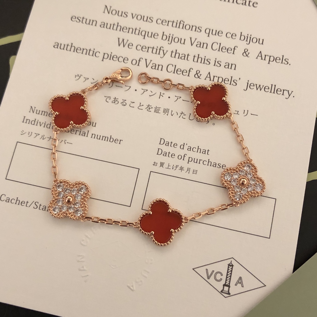Bracelet Van Cleef Arpels Vintage Alhambra en or jaune 18 carats avec cornaline bordeaux et accents de diamants clairs 18 cm