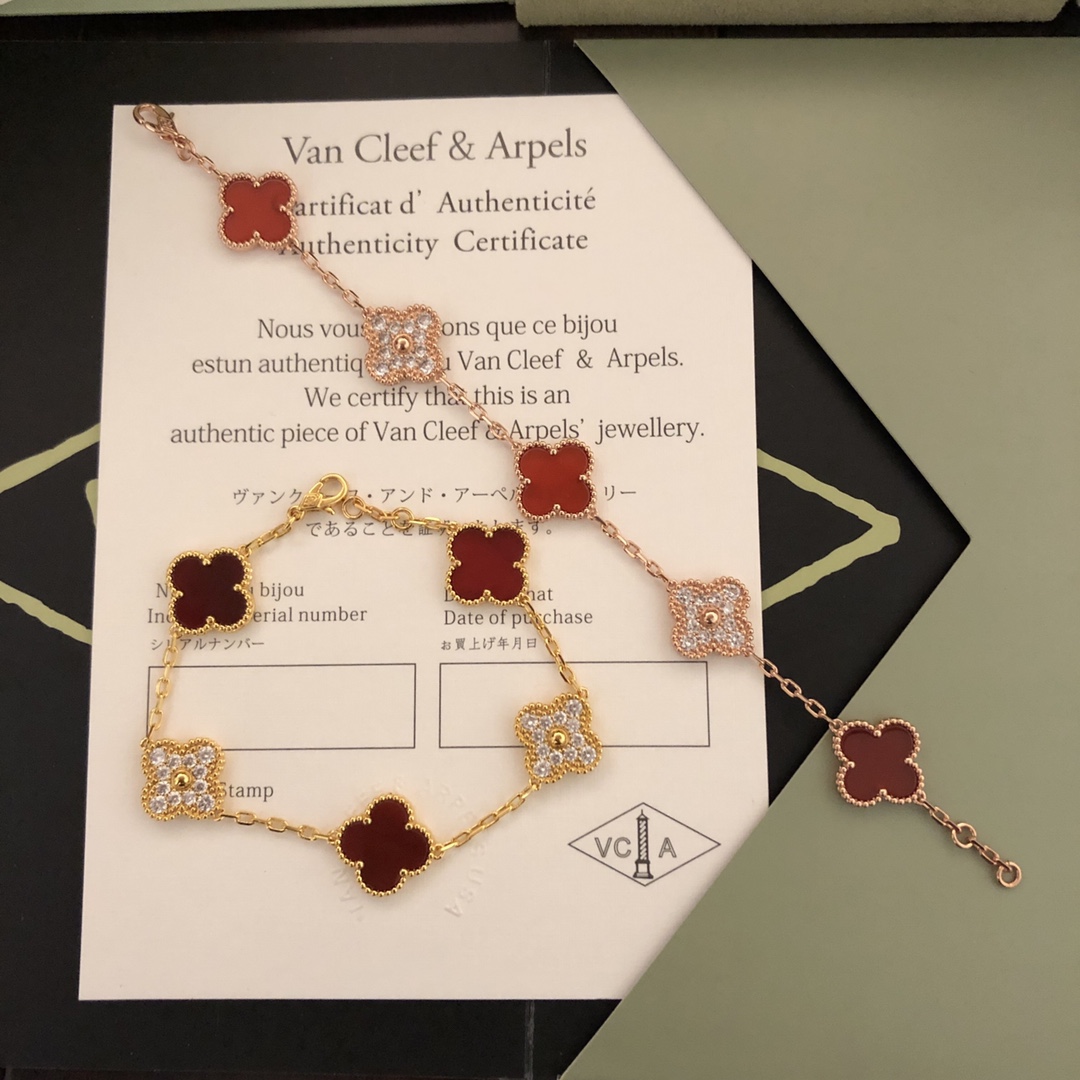 Bracelet Van Cleef Arpels Vintage Alhambra en or jaune 18 carats avec cornaline bordeaux et accents de diamants clairs 18 cm